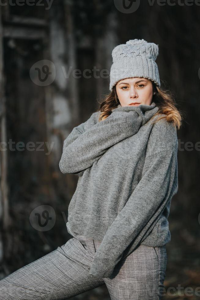 flicka poserar utanför under kallt väder foto