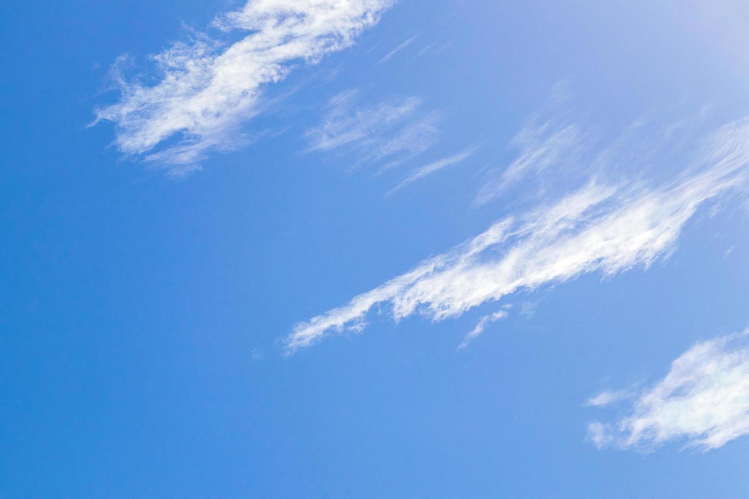 blå himmel med kemiska moln kemisk himmel chemtrails solig dag. foto