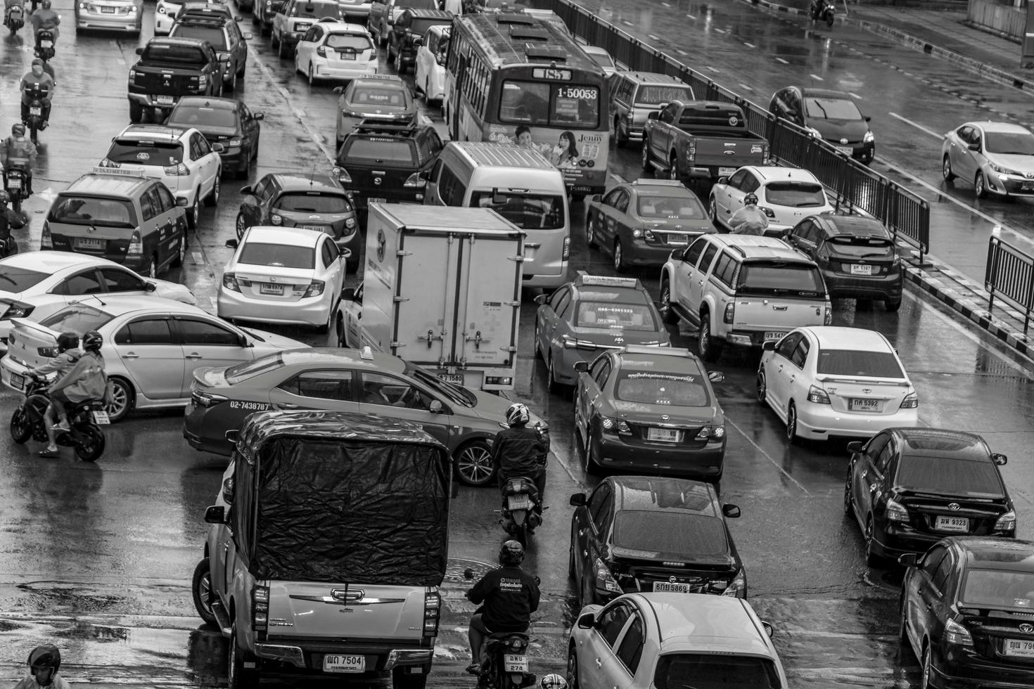 bangkok thailand 22. maj 2018 rusningstid tung trafikstockning bangkok thailand svart och vitt. foto