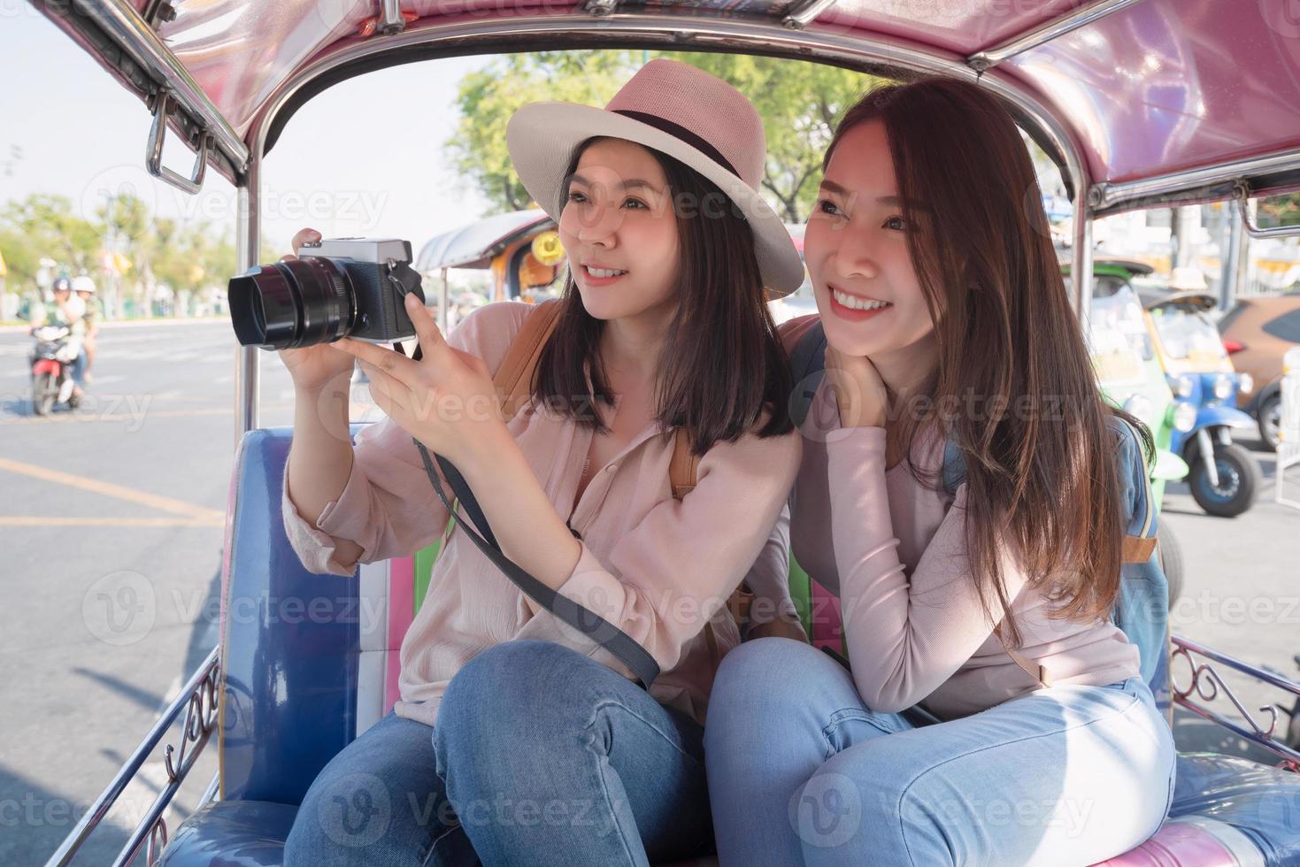 vackra asiatiska turister kvinna njuta av resa tillsammans i urban city downtown på semester foto