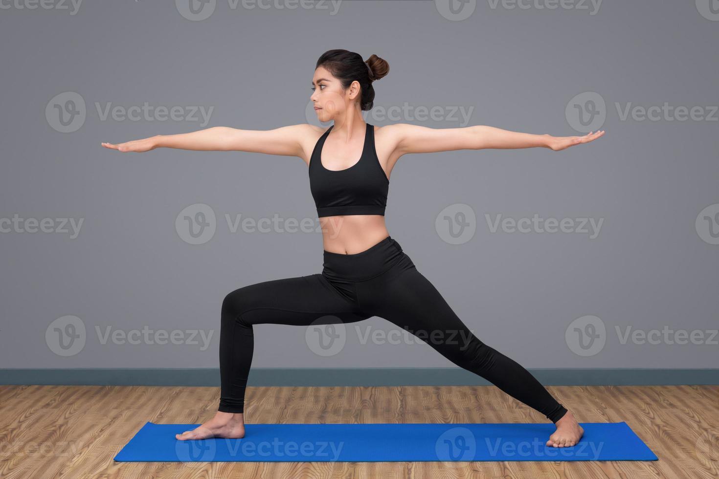 ung asiatisk kvinna som utövar yogaställning på yoga hälsosamt sportgym, yoga och meditation har goda fördelar för hälsan. fotokoncept för yogasport och hälsosam livsstil. foto