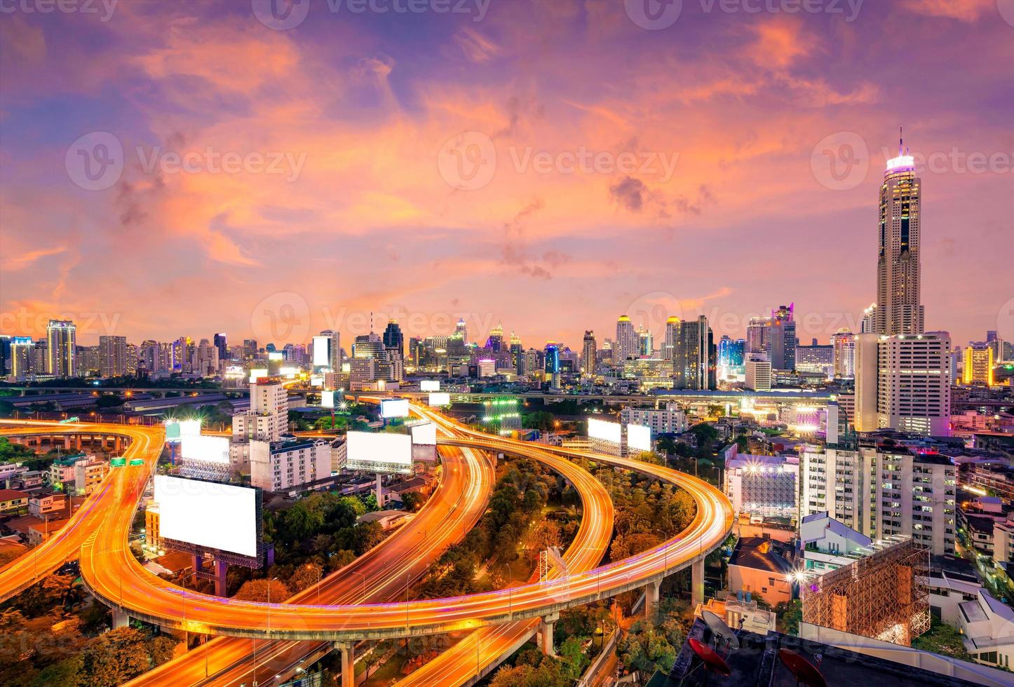 stadsbild utsikt över bangkok modern kontorsbyggnad i affärsområde i bangkok, thailand. bangkok är thailands huvudstad och bangkok är också den mest befolkade staden i thailand. foto