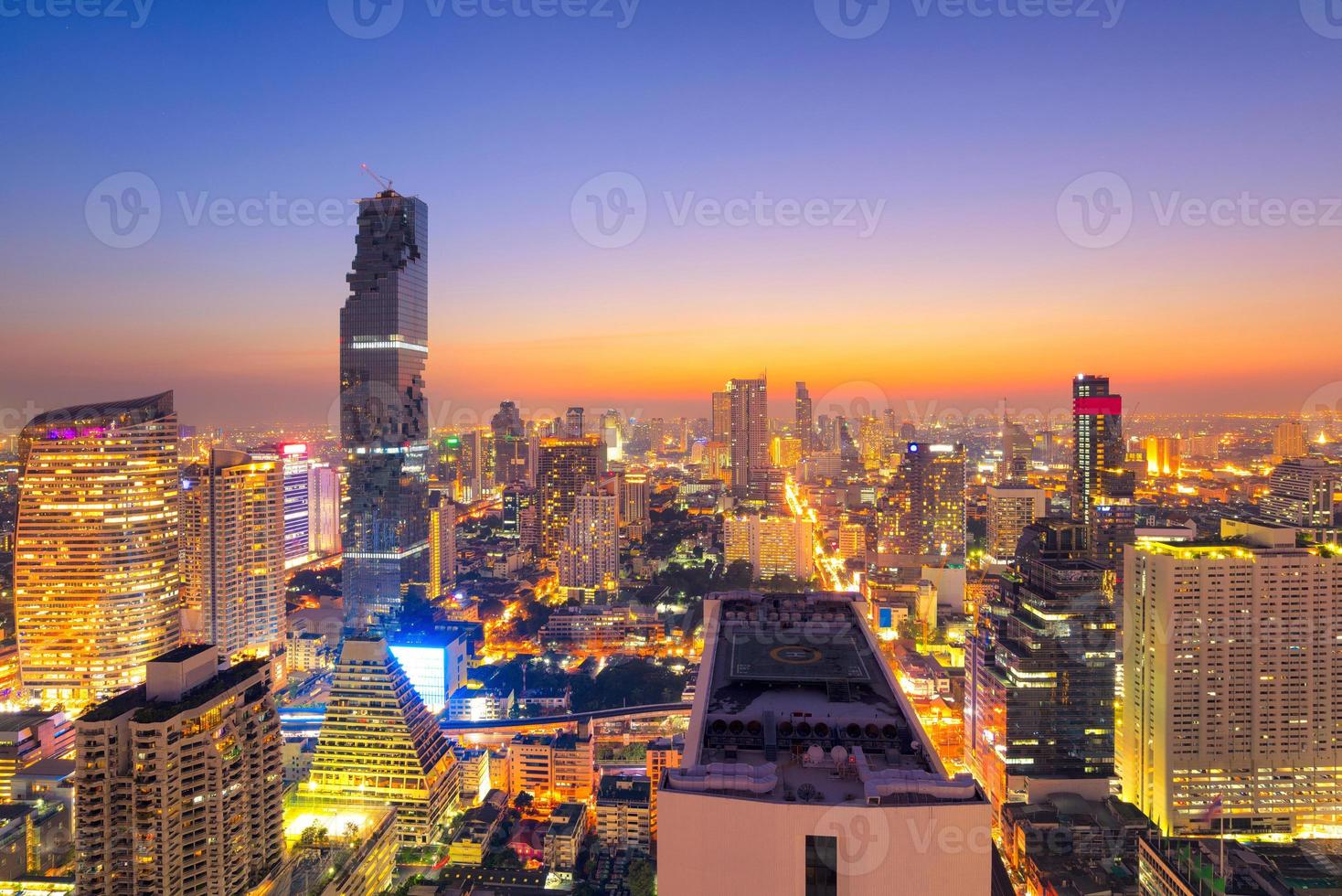 stadsbild utsikt över bangkok modern kontorsbyggnad i affärsområde i bangkok, thailand. bangkok är thailands huvudstad och bangkok är också den mest befolkade staden i thailand. foto