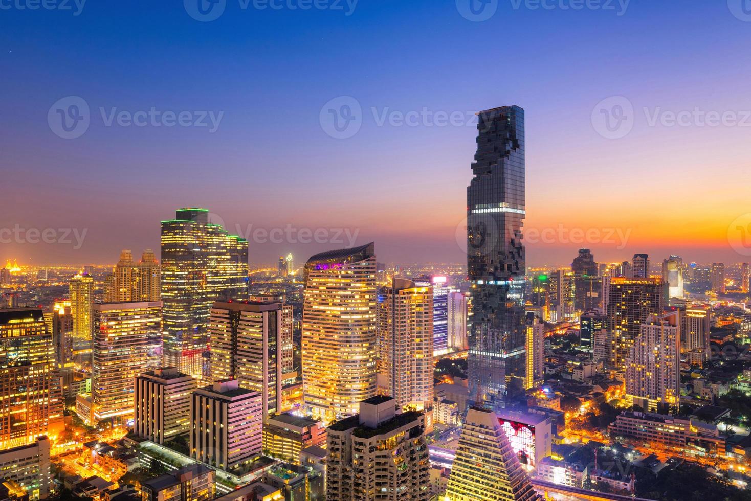 stadsbild utsikt över bangkok modern kontorsbyggnad i affärsområde i bangkok, thailand. bangkok är thailands huvudstad och bangkok är också den mest befolkade staden i thailand. foto