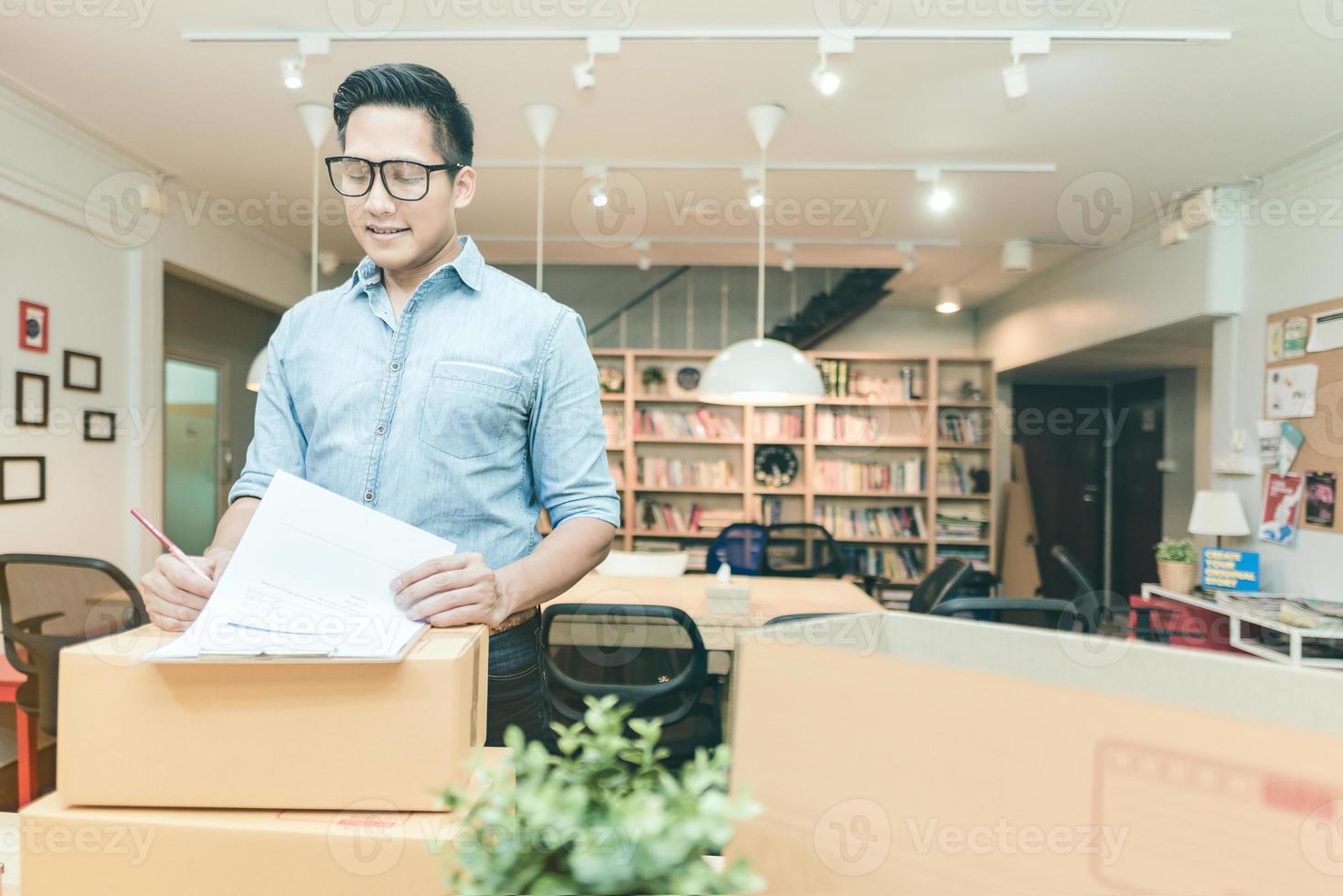 asiatisk entreprenör kontrollera dokument på hemmakontoret. konceptuell för nystartade småföretag som startar eget företag och marknadsföring online. foto