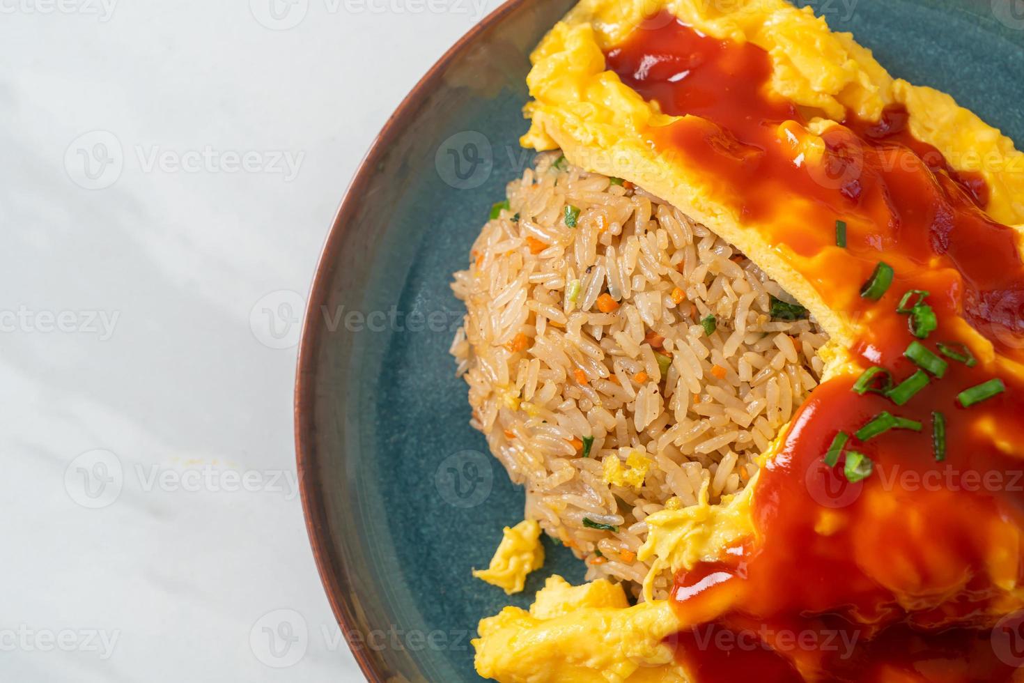 smaksatt stekt ris i en omelettförpackning foto