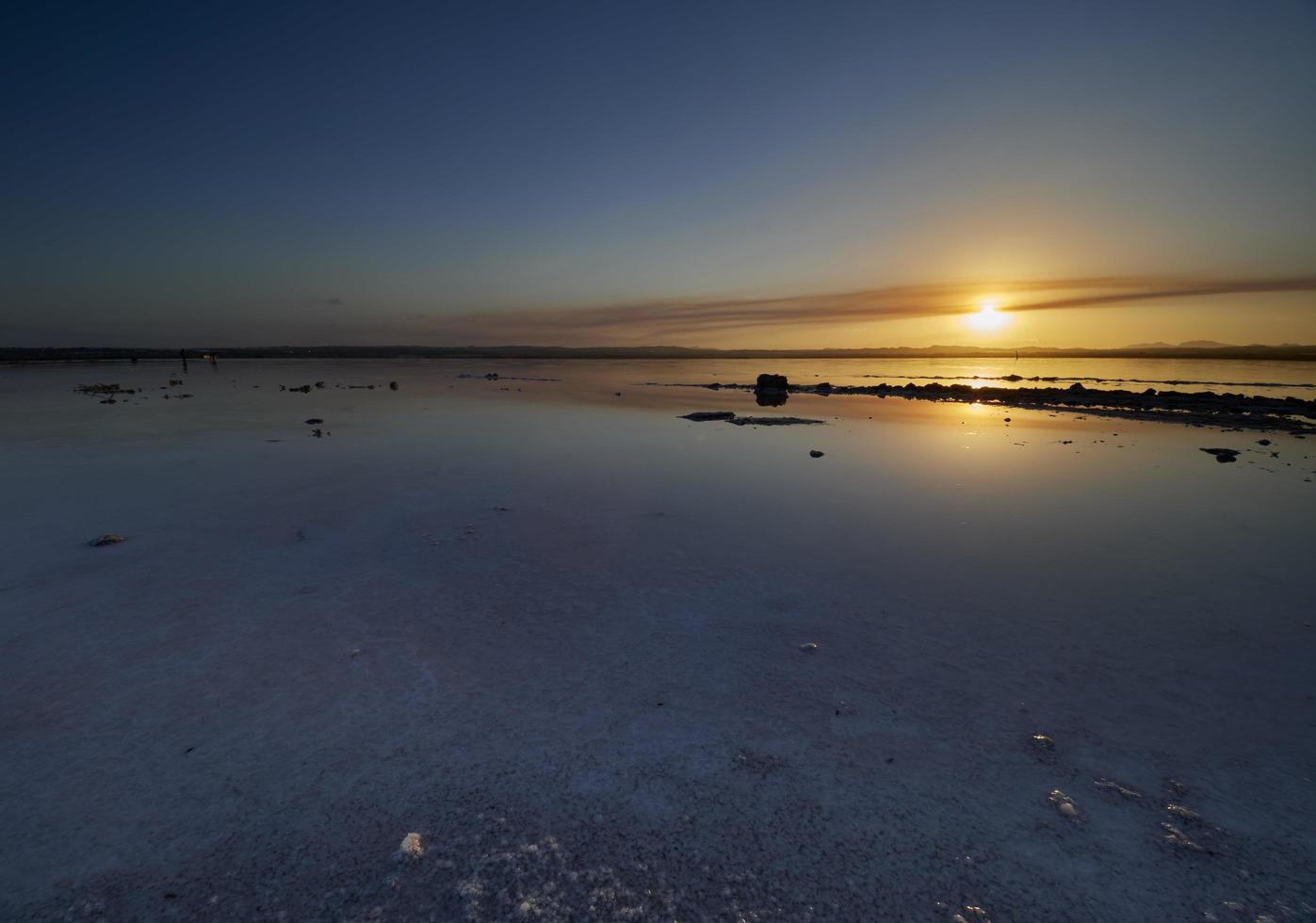 solnedgång på den rosa lagunen i saltslätterna i torrevieja, Spanien foto