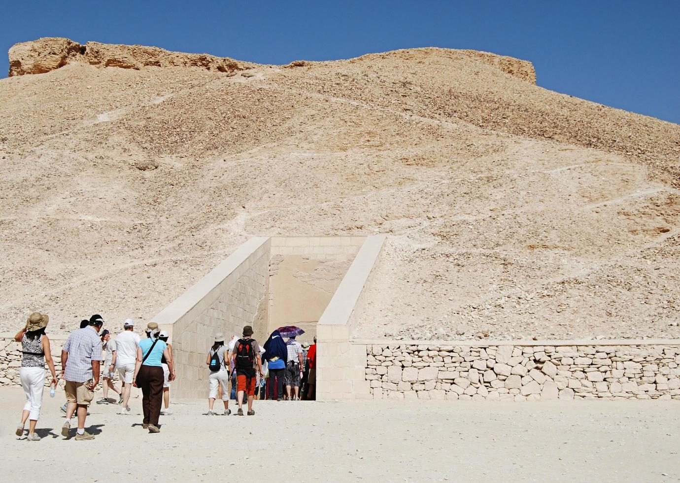 aswan, egypten, 2008 - ingång till en faraos grav i kungarnas dal. foto