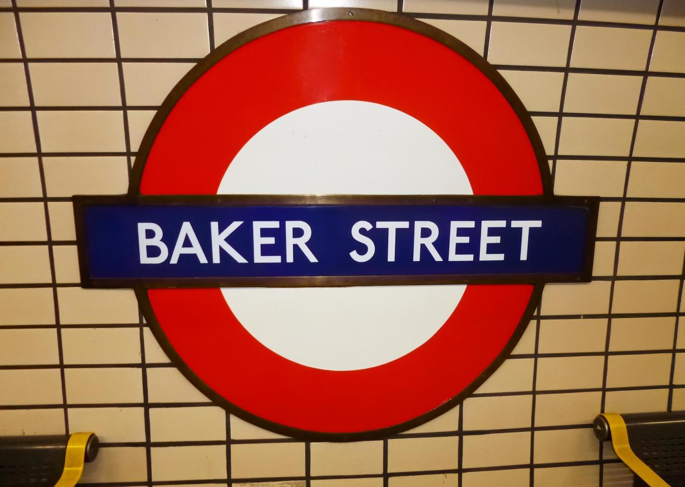 london, Storbritannien, 2014 - underground baker street station skylt. london metropolitan line foto