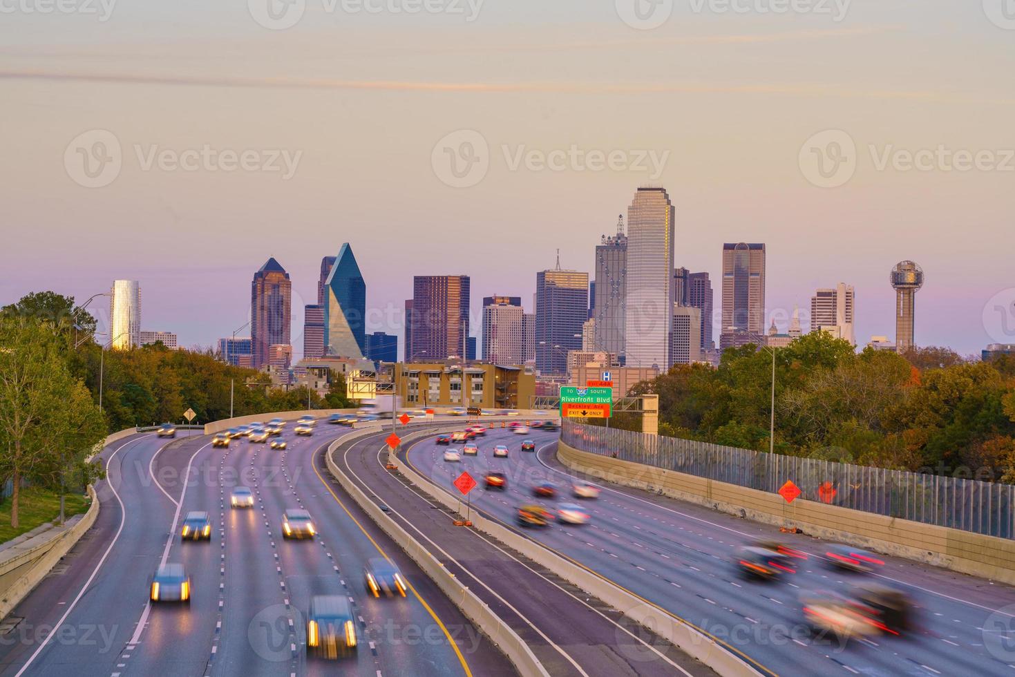 dallas centrum skyline vid skymning, texas foto