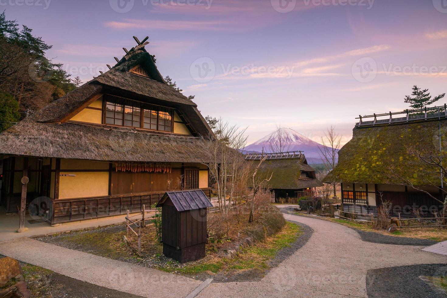 gammalt hus i japansk stil och mt. fuji vid solnedgången foto