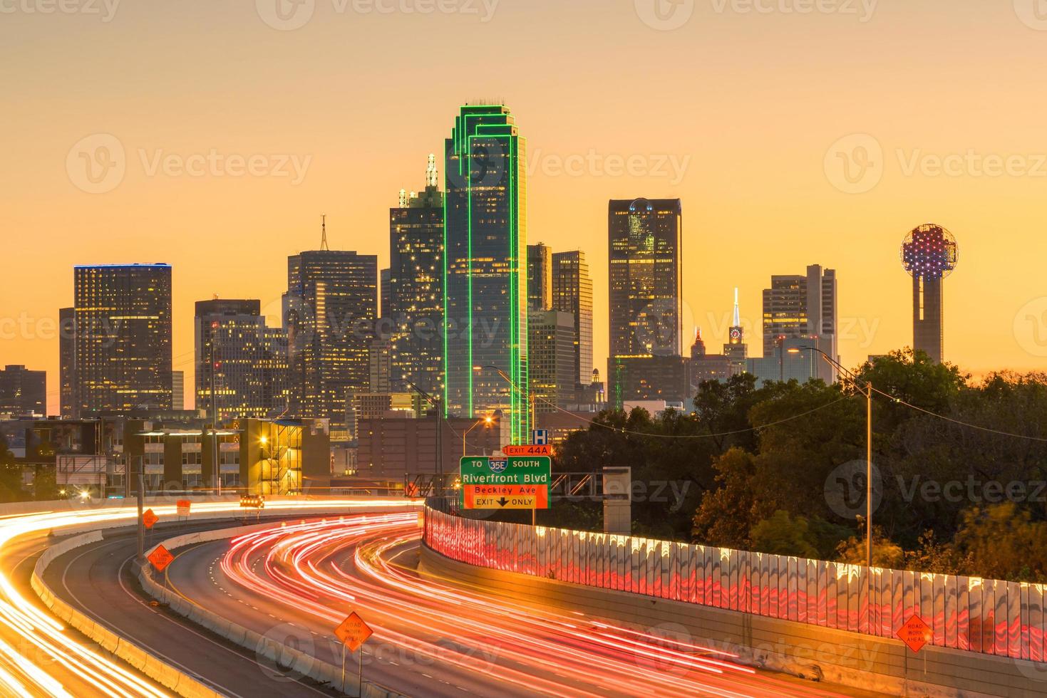 dallas centrum skyline vid skymning, texas foto