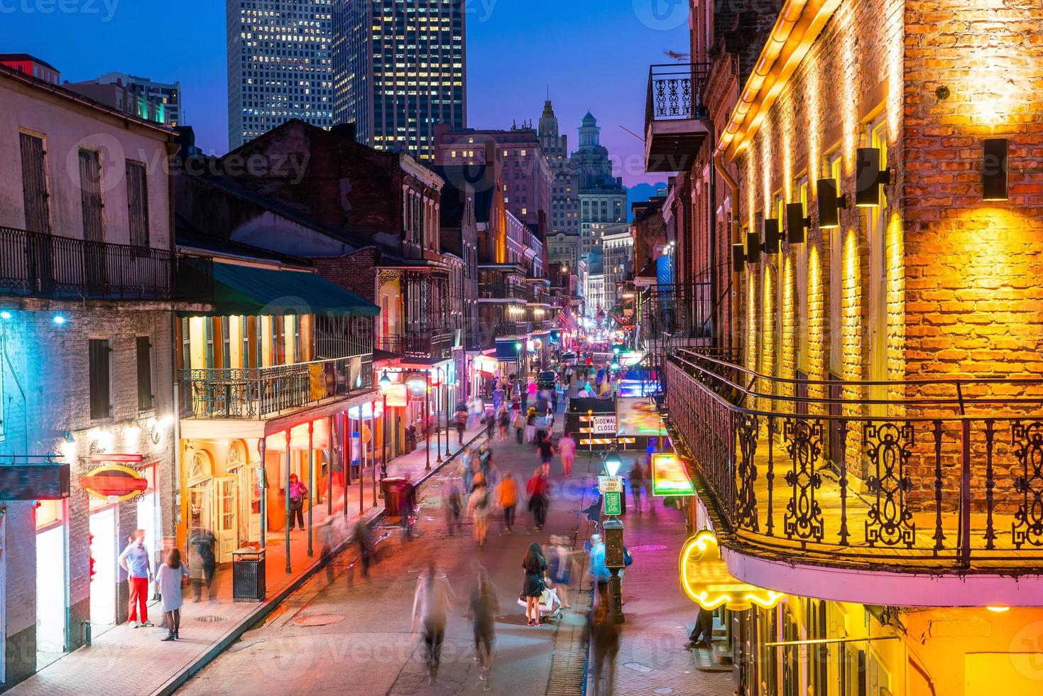 pubar och barer med neonljus i det franska kvarteret, new orleans foto