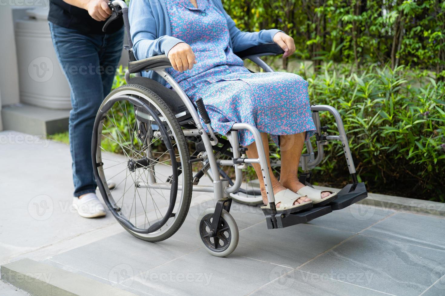 vårdgivare hjälp och vård asiatisk senior eller äldre gammal dam kvinna patient sitter på rullstol på vårdavdelningen, hälsosamt starkt medicinskt koncept foto