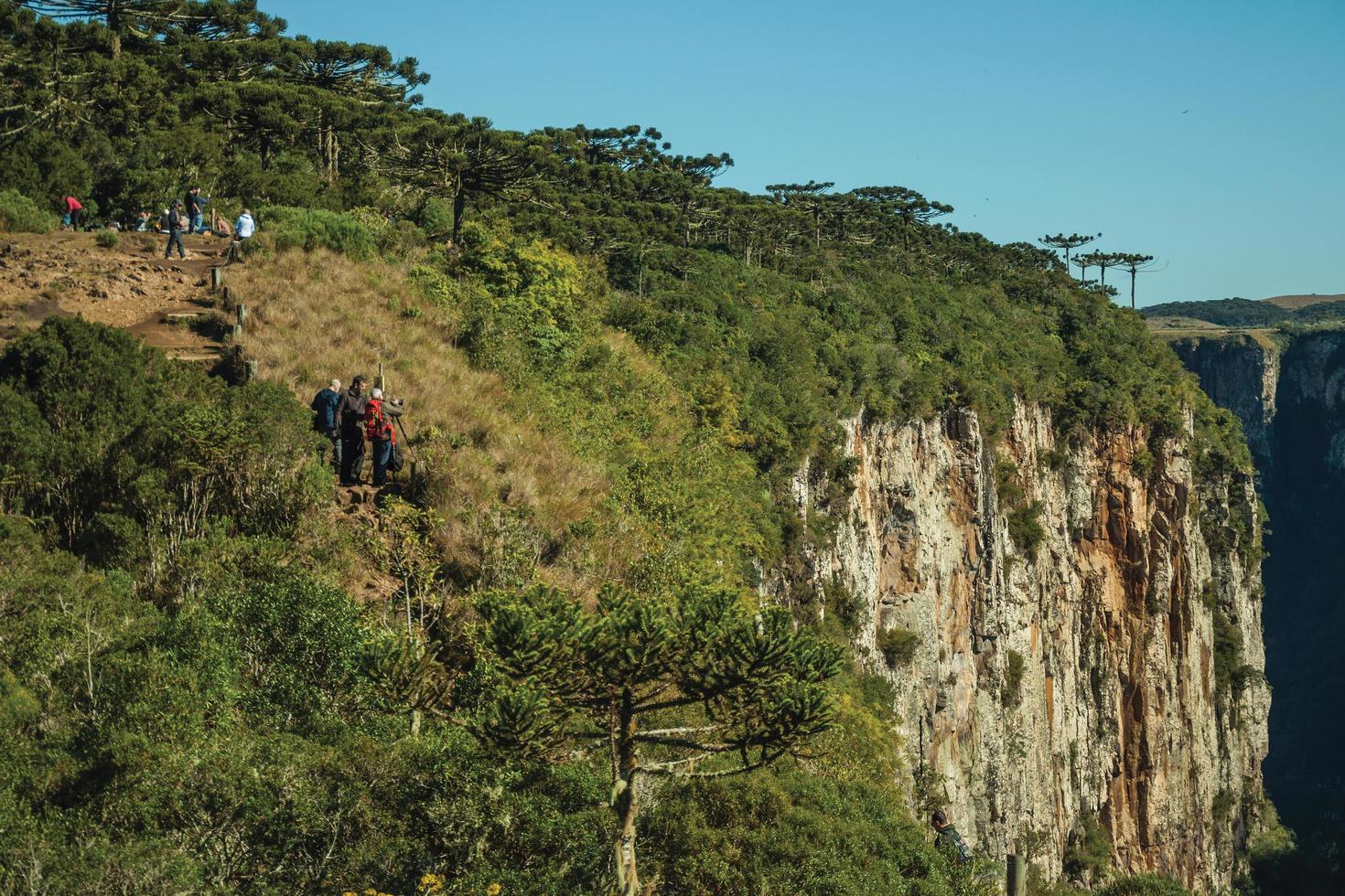 cambara do sul, Brasilien - 16 juli 2019. grusväg och människor vid kanjonen itaimbezinho med klippiga klippor nära cambara do sul. en liten lantstad med fantastiska naturliga turistattraktioner. foto