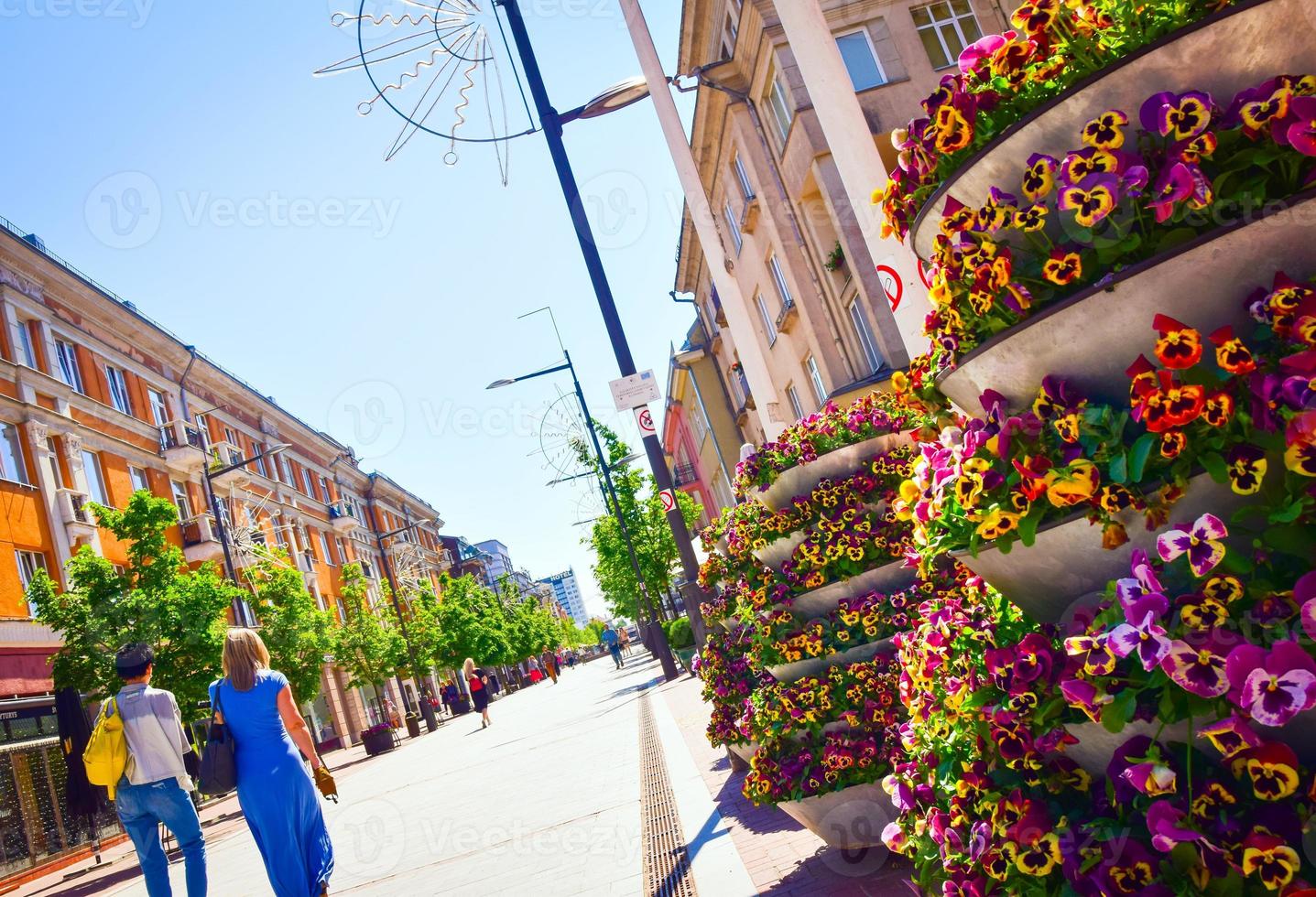 siauliai stad landmärke boulevard avenue med människor som går i solig dag. resmål litauen foto