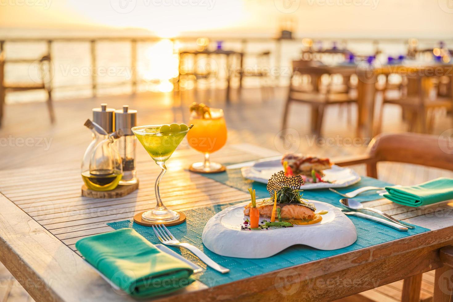 lyxig frukostmat färsk juice på träbord, med vacker tropisk resort och havsutsikt bakgrund, morgontid sommarsemester och romantisk semester koncept, lyxresor och livsstil humör foto