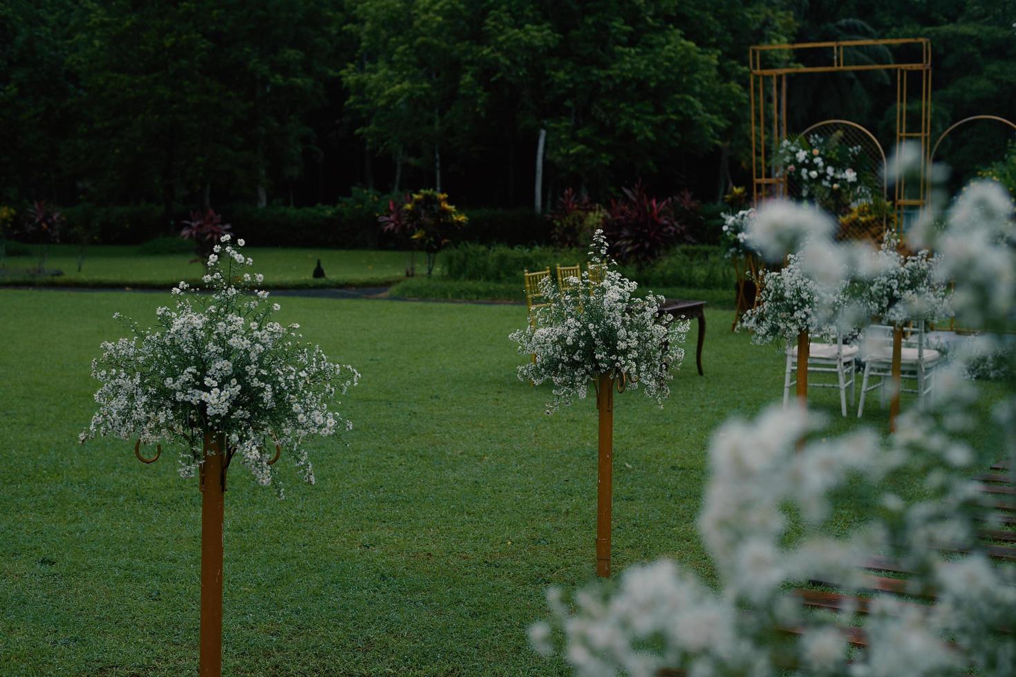 ceremoni, båge, bröllopsbåge, bröllop, bröllopsögonblick, dekorationer, dekor, bröllopsdekorationer, blommor, stolar, utomhusceremoni i det fria, buketter med blommor foto