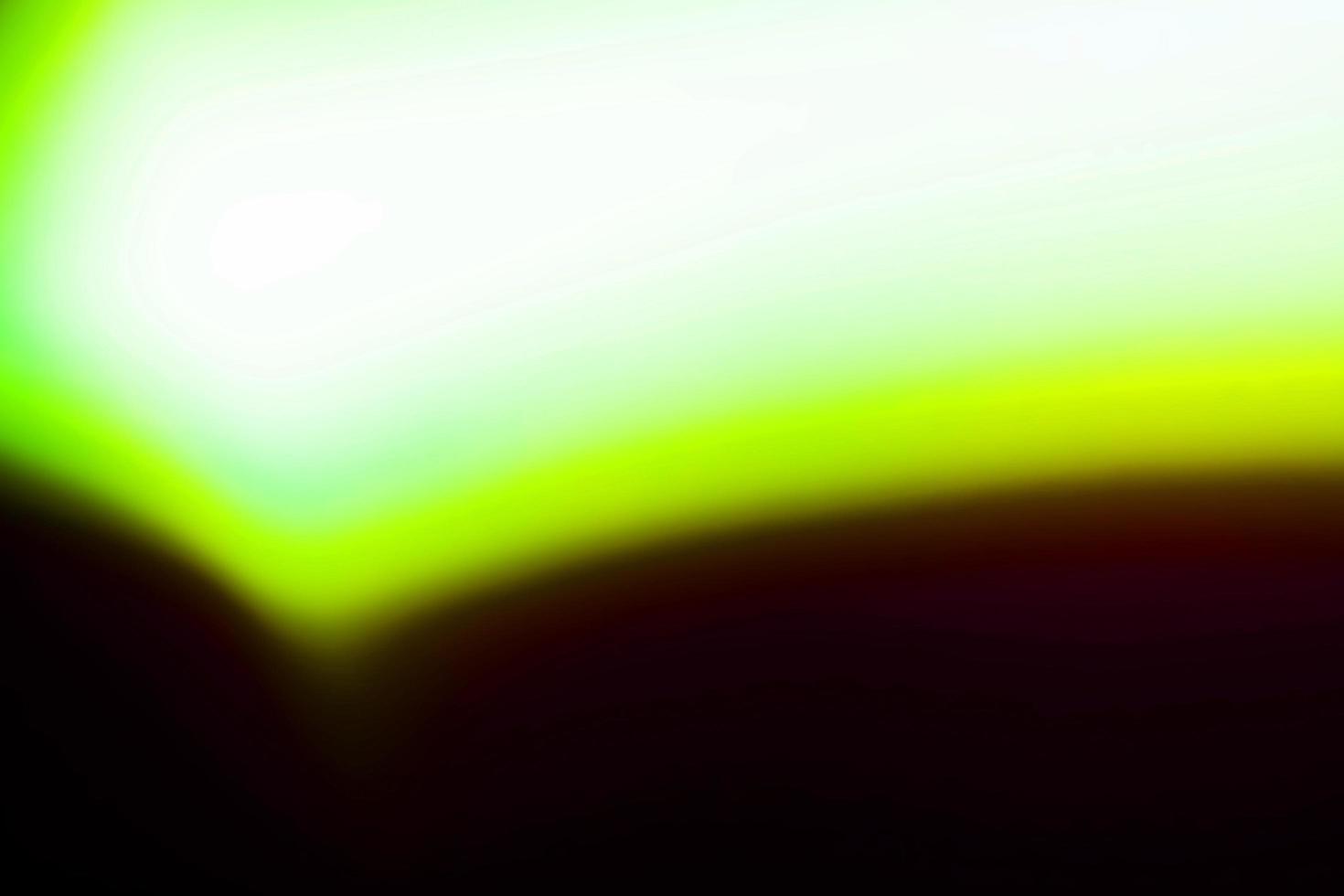 abstrakt ljusgrönt neon glödande futuristiskt ljus med glöd i det mörka mönstret. foto