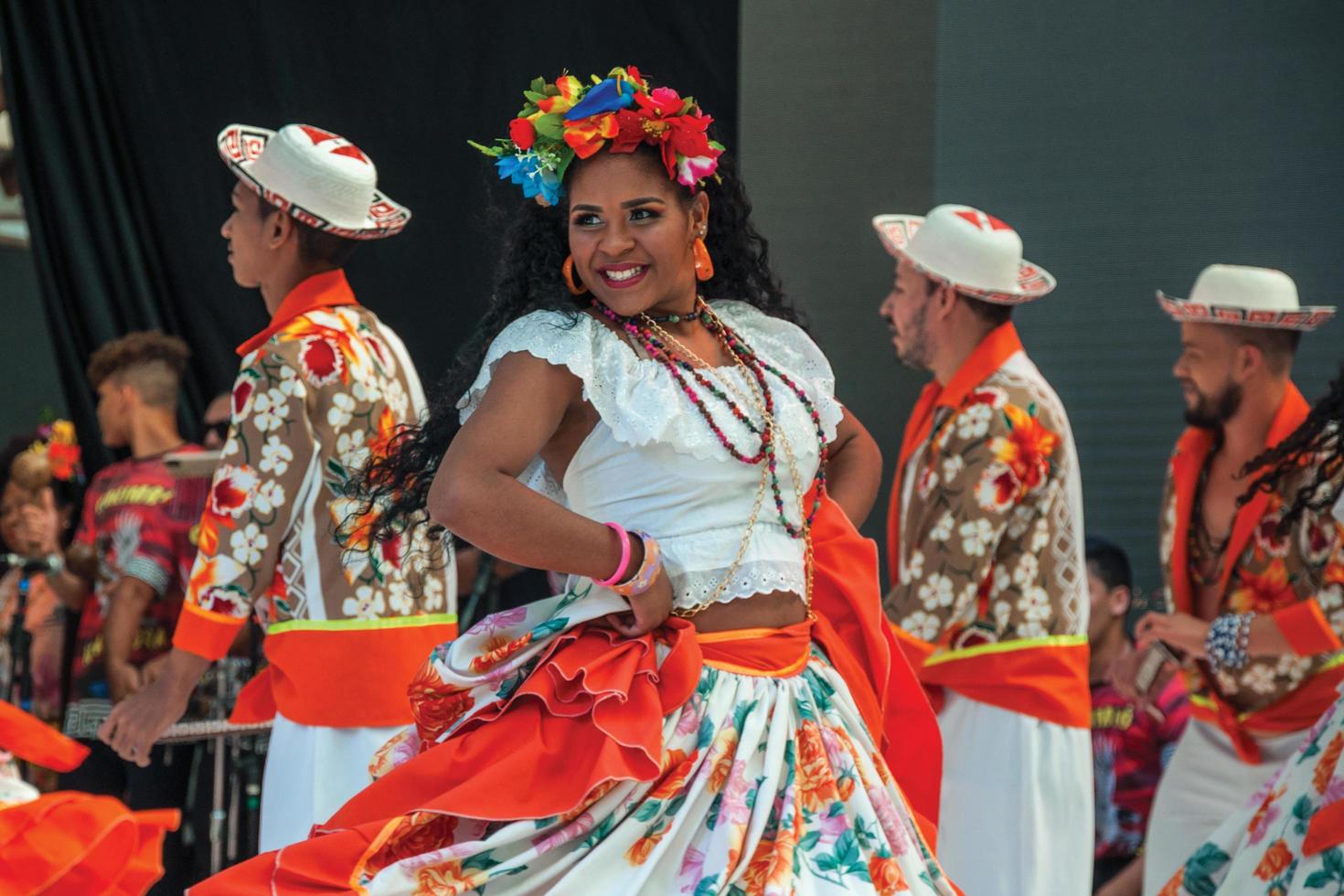 nova petropolis, brasilien - 20 juli 2019. brasiliansk kvinnlig folkdansös som utför en typisk dans på den 47:e internationella folklorefestivalen nova petropolis. en lantstad grundad av tyska invandrare. foto