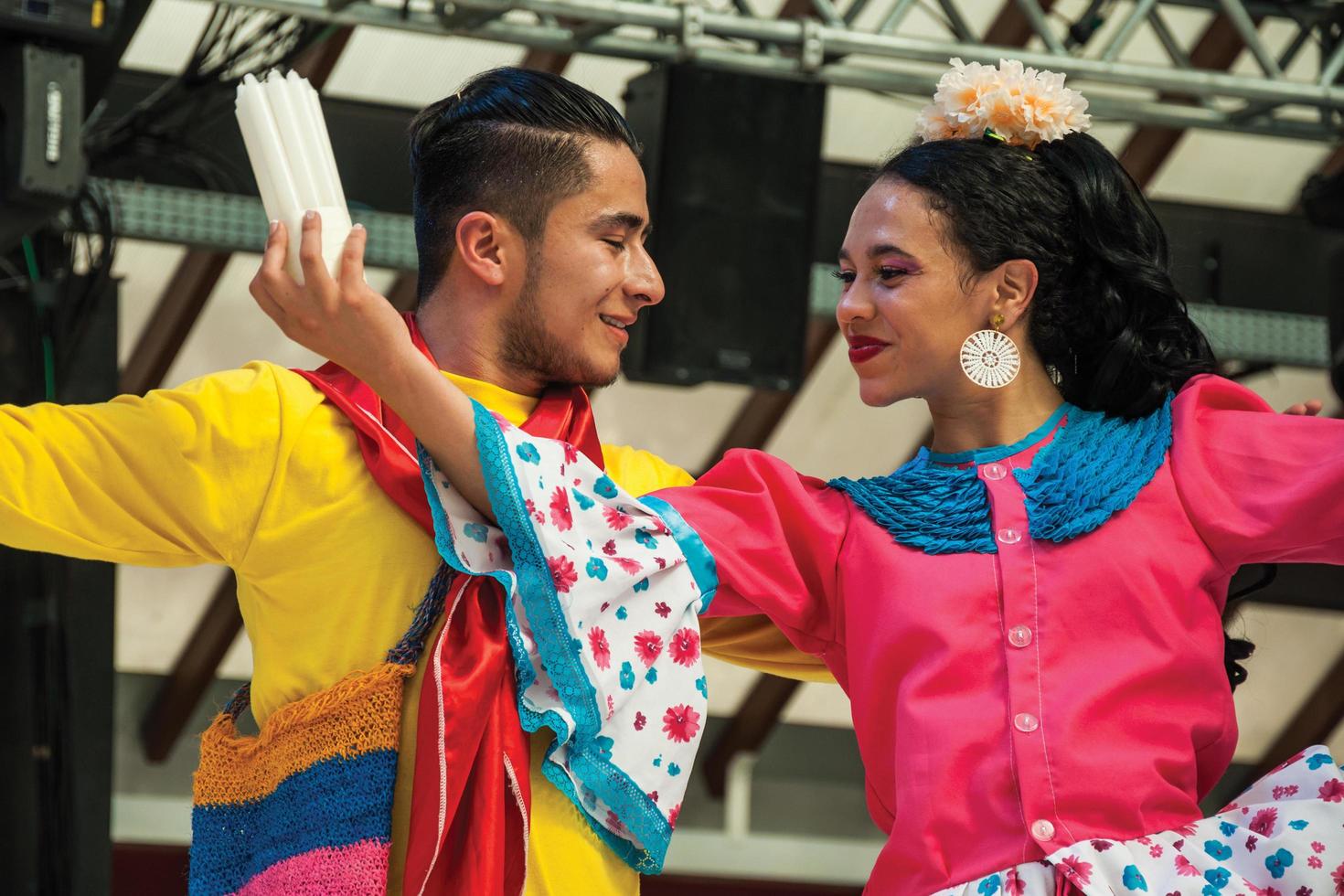 nova petropolis, Brasilien - 20 juli 2019. par colombianska folkdansare som gör en typisk dans på den 47:e internationella folklorefestivalen i nova petropolis. en lantstad grundad av tyska invandrare. foto