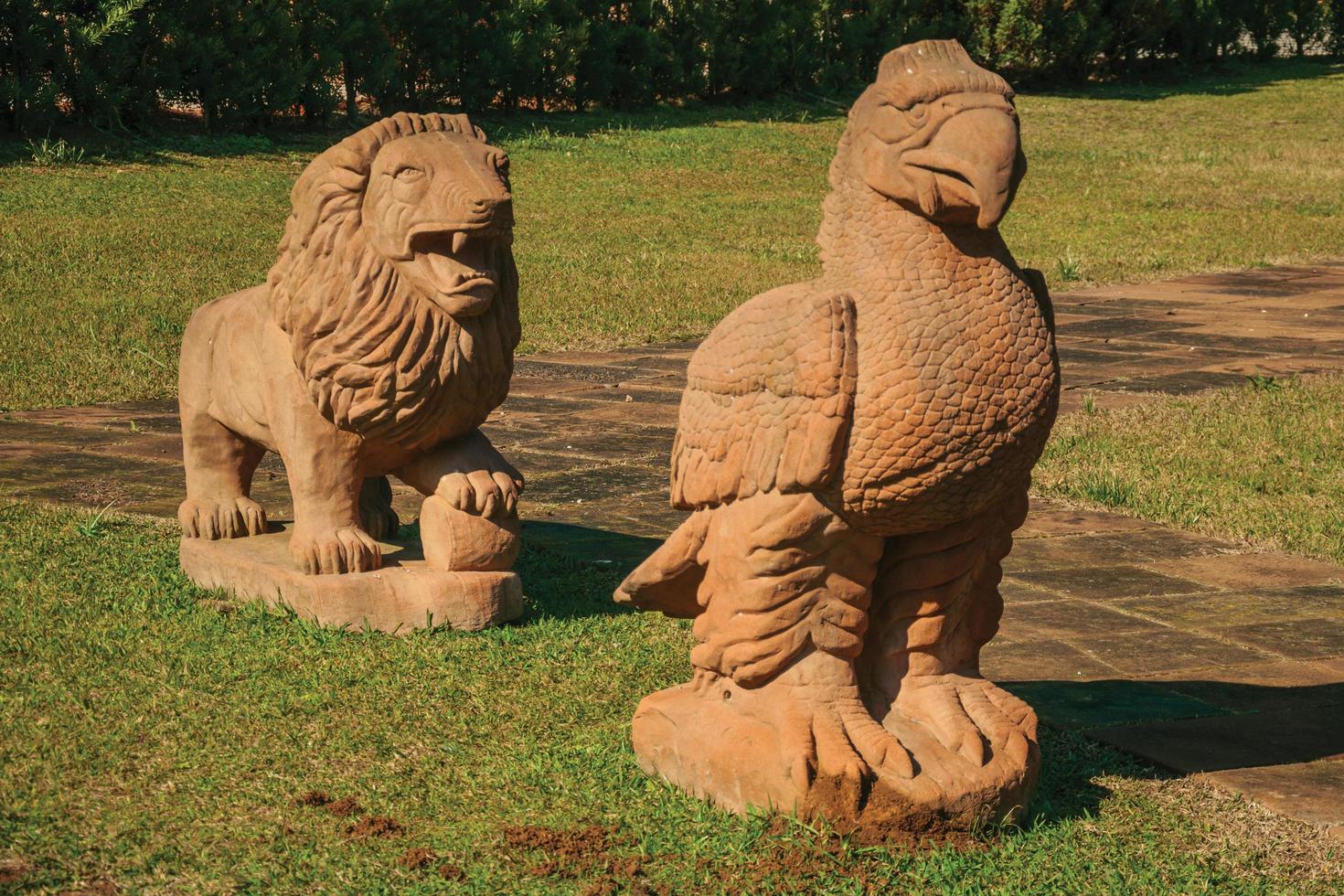 nova petropolis, Brasilien - 20 juli 2019. sandstensskulpturer av ett lejon och en örn i skulpturparken, tystnadens stenar nära nova petropolis. en härlig lantlig stad grundad av tyska invandrare. foto