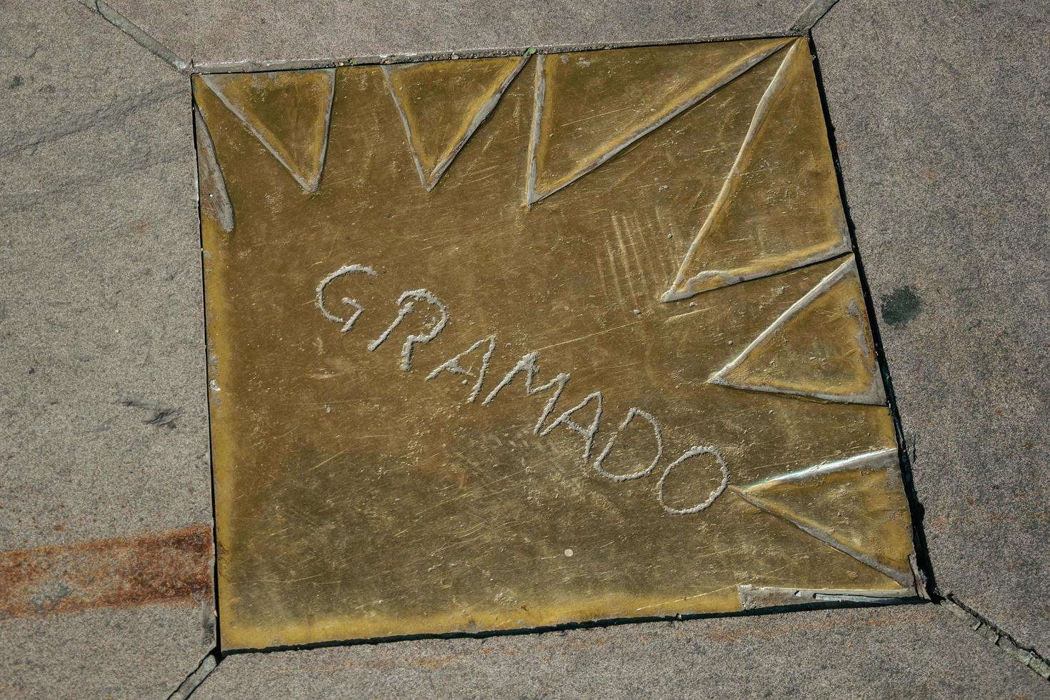 gramado, brasilien - 21 juli 2019. metallplakett på walk of fame framför festivalpalatset vid huvudgatan i gramado. en söt europeisk influerad stad mycket eftertraktad av turister. foto