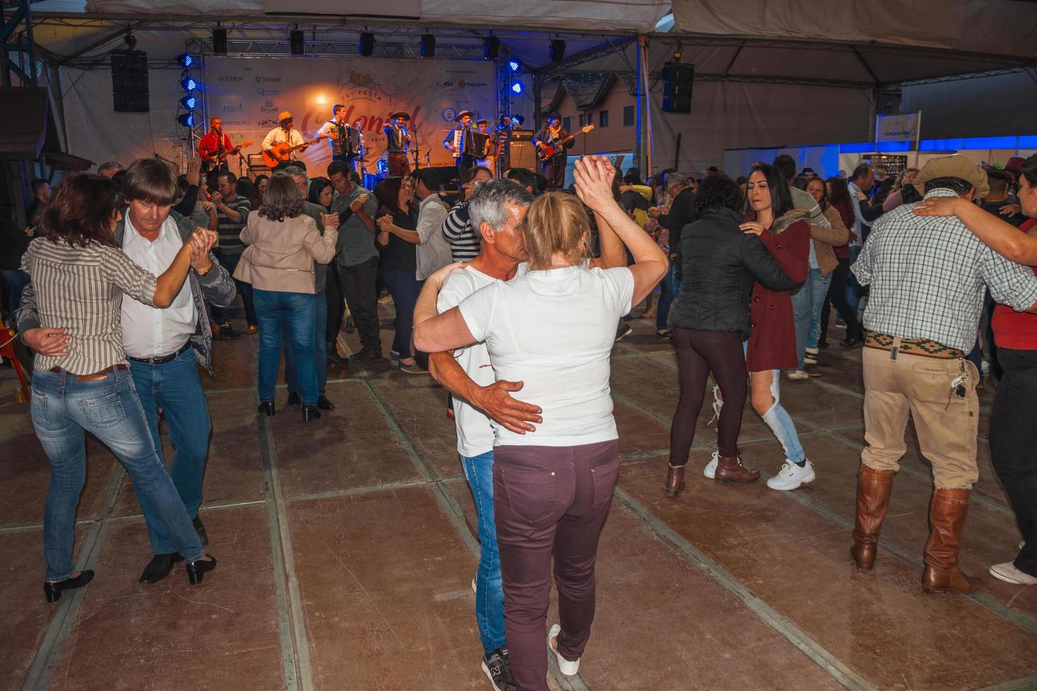 canela, Brasilien - 21 juli 2019. människor som dansar traditionella sånger framförda av musiker på scenen av en folkloristisk festival i canela. en charmig liten stad mycket populär genom sin ekoturism. foto