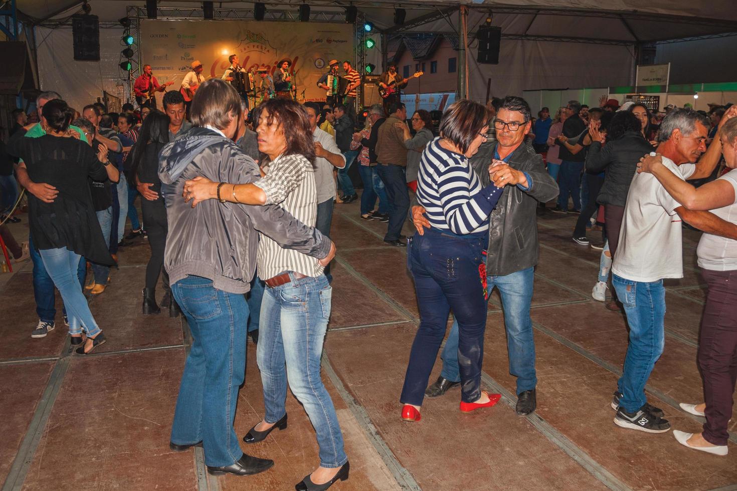 canela, Brasilien - 21 juli 2019. människor som dansar traditionella sånger framförda av musiker på scenen av en folkloristisk festival i canela. en charmig liten stad mycket populär genom sin ekoturism. foto