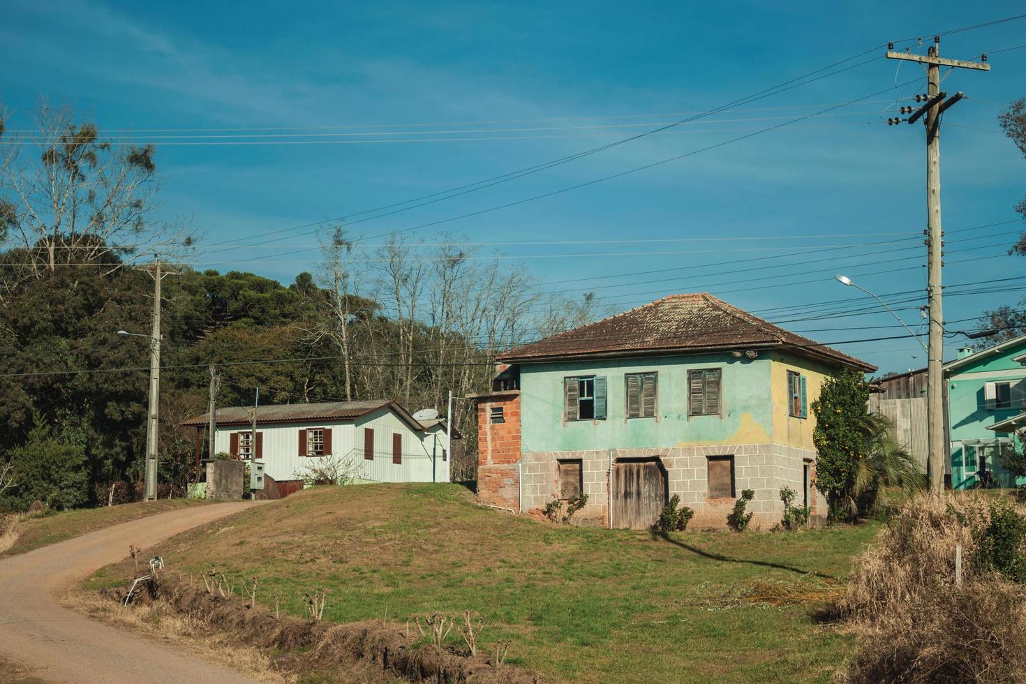 bento goncalves, Brasilien - 11 juli 2019. ingång till gammal charmig stuga i traditionell lantlig stil på en gård nära bento goncalves. foto