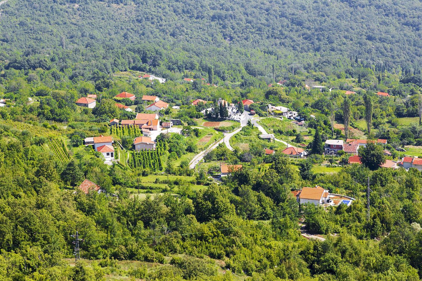 utsikt över en liten by. foto