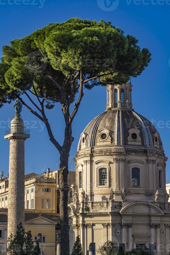 traian kolumn och kyrka santissimo nome di maria al foro traiano i rom foto