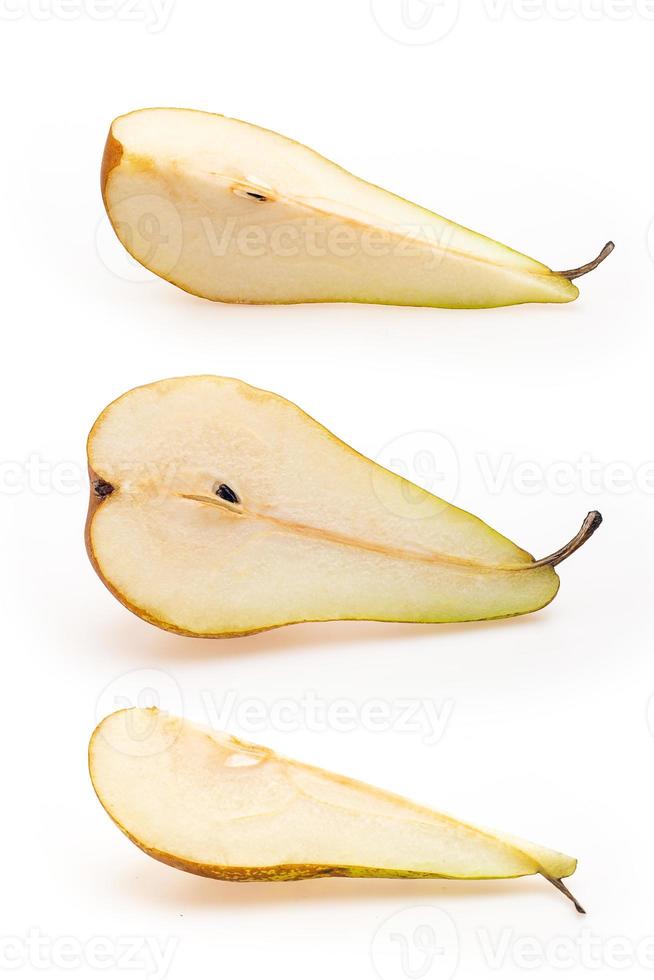 skär gula päronfrukter. samling av gula päronbitar av olika former på vit bakgrund foto