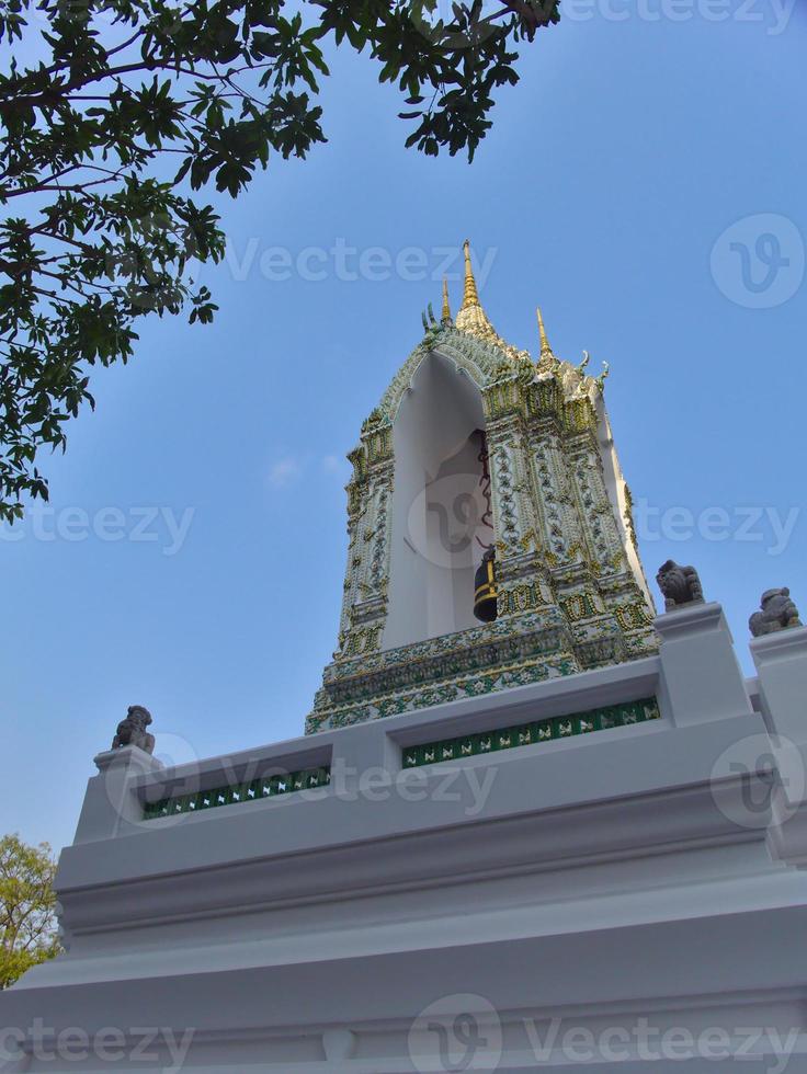 wat phra chetuphonwat pho ligger bakom smaragdbuddhans fantastiska tempel. foto