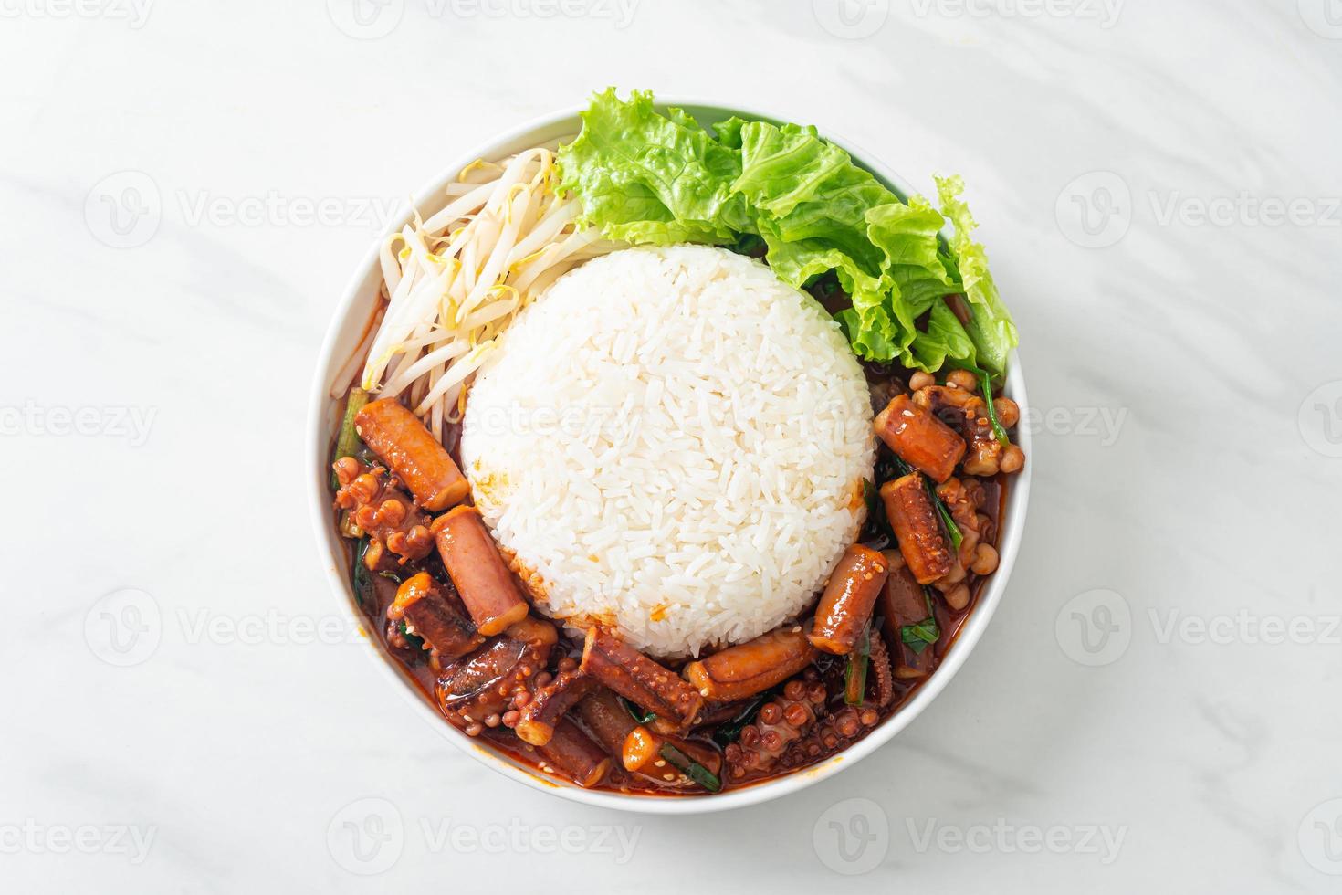 wokad bläckfisk eller bläckfisk med koreansk kryddig sås risskål foto