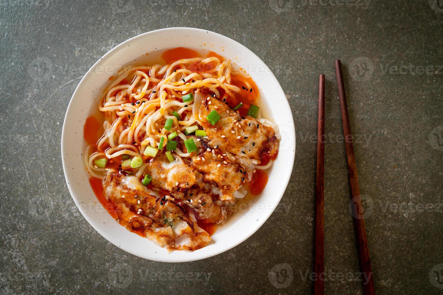 ramen nudlar med gyoza eller fläsk dumplings foto