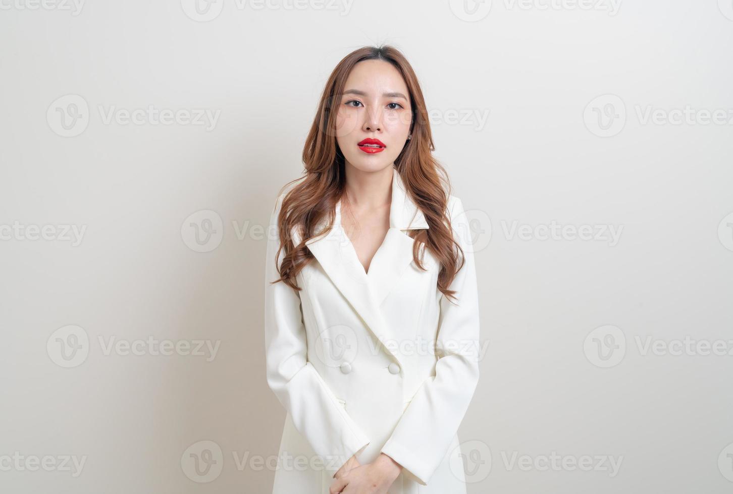 porträtt vacker affärskvinna i vit kläddräkt foto