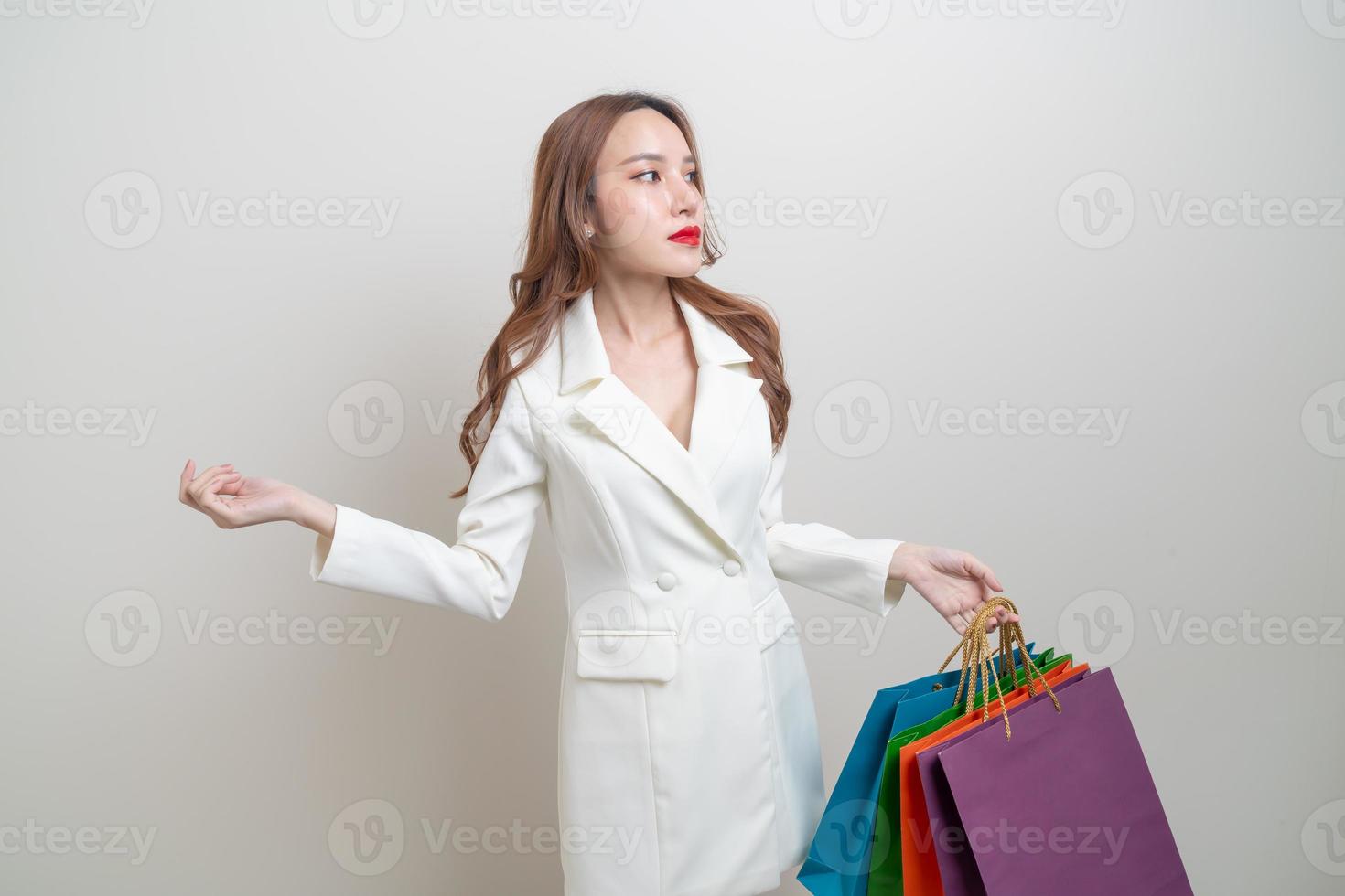 porträtt vacker asiatisk kvinna med shoppingpåse foto