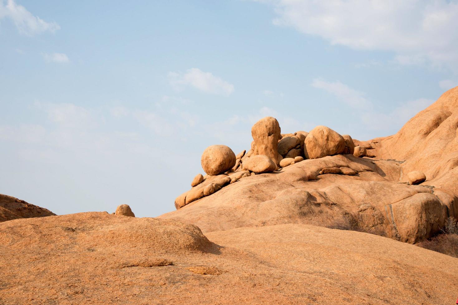 stenkulle sedd underifrån. blå himmel, inga människor. damaraland, Namibia. foto