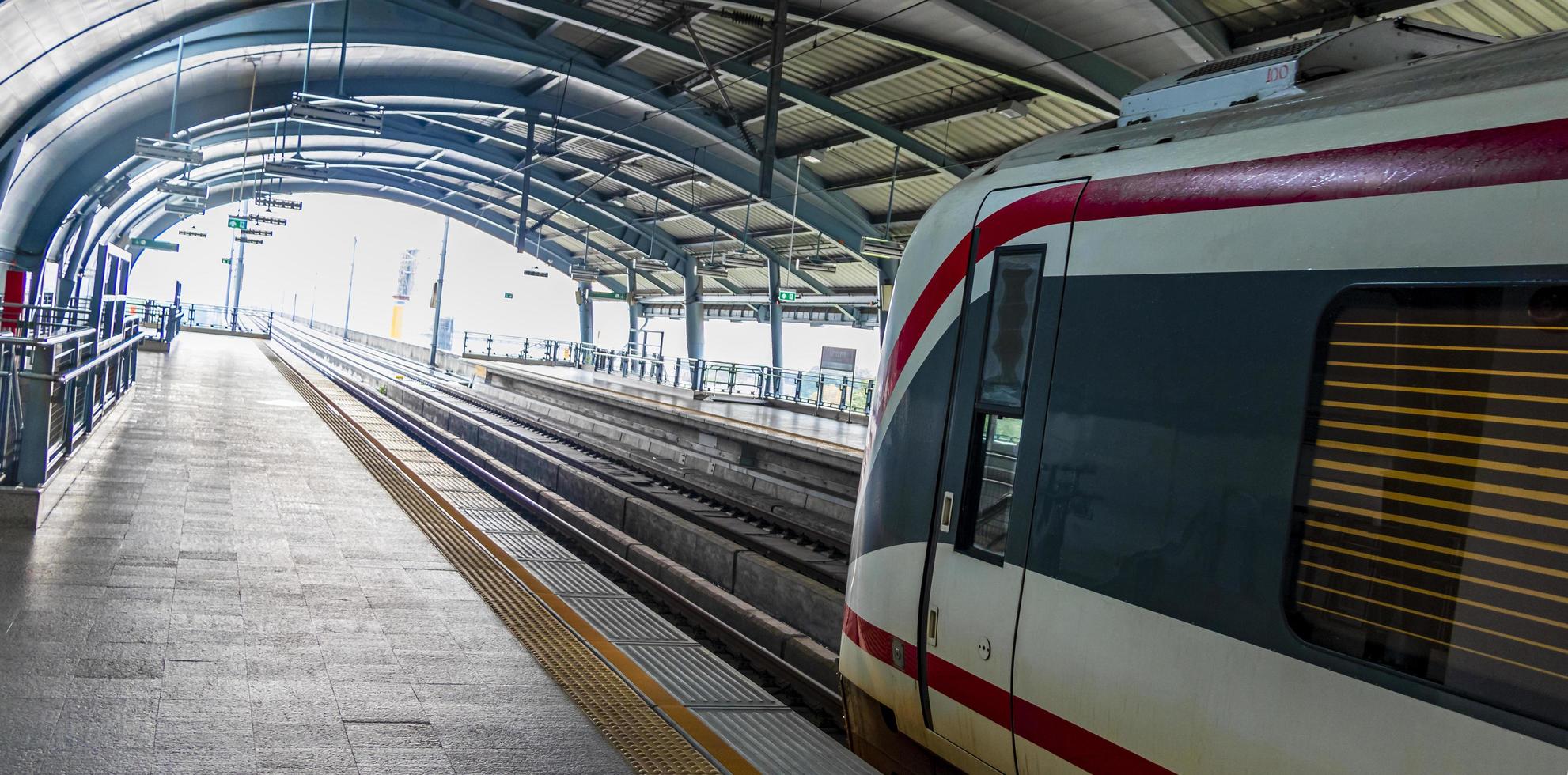 tåg tunnelbana makkasan station flygplats järnvägslänk bangkok thailand. foto