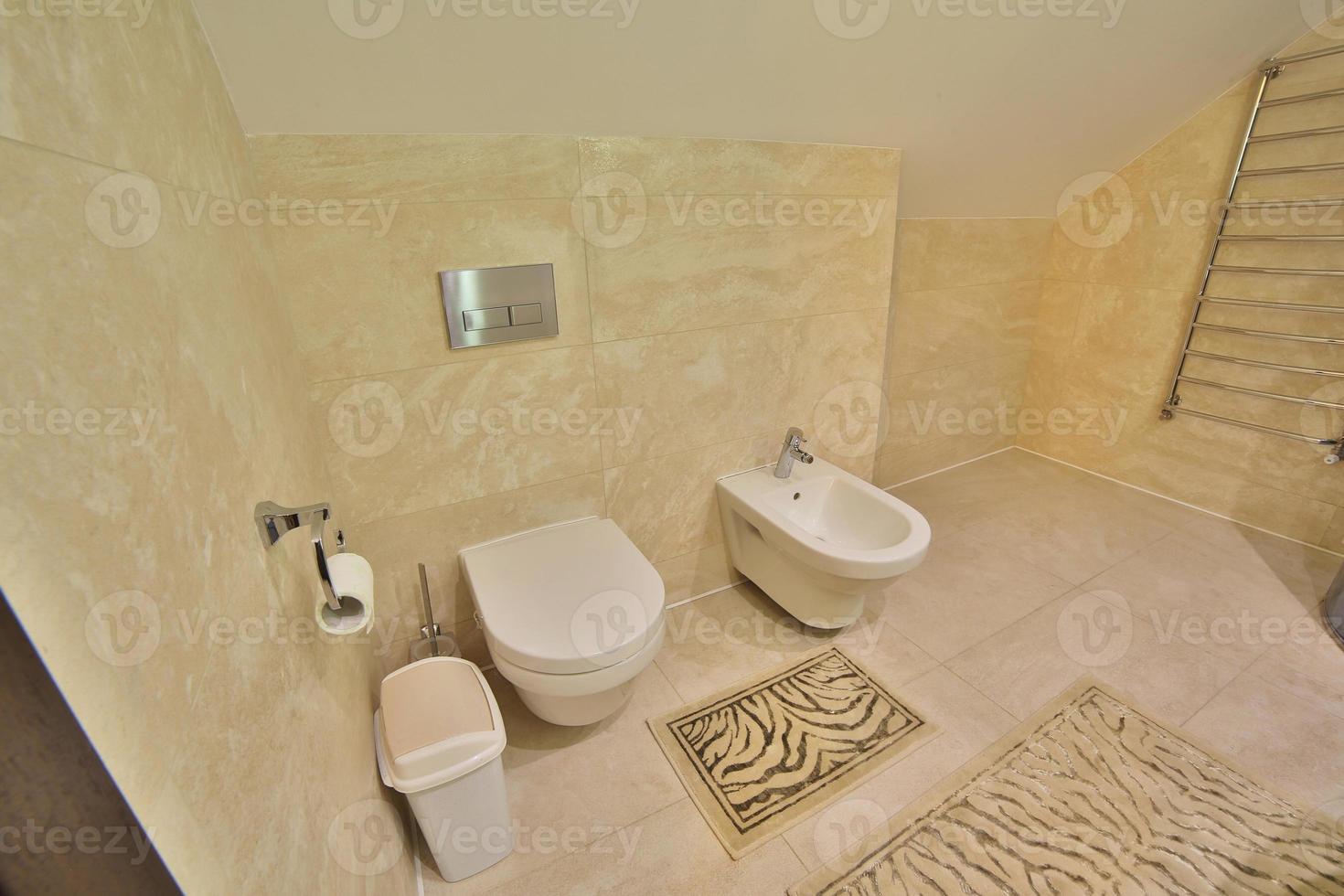 lyxigt badrum i fransk stil i huset. badrumsinredning. foto