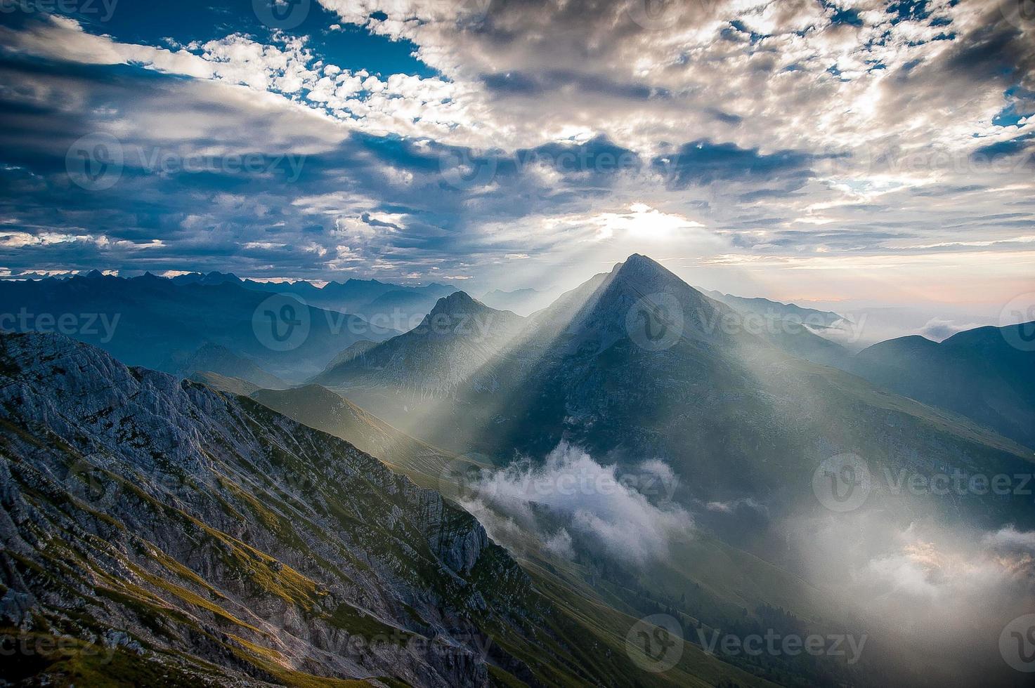 fyrverkerier i liten bergsby foto