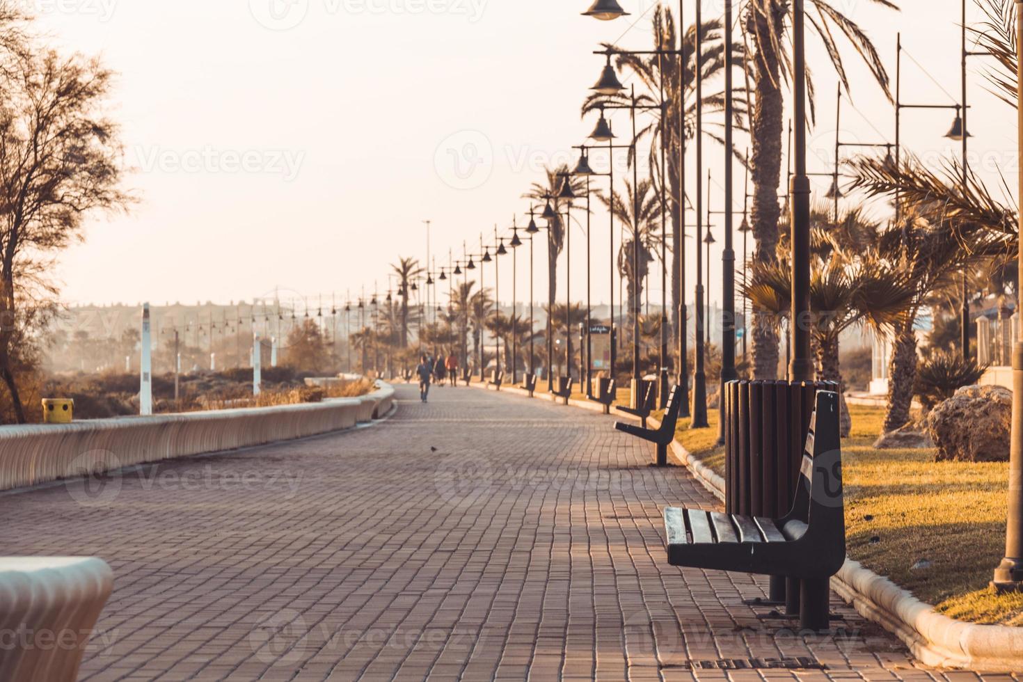 stranden och strandpromenaden i almerimar. almeria, andalusien, spanien foto