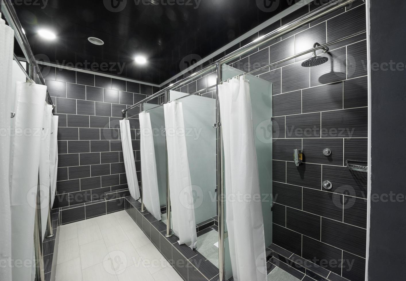 offentligt duschrum med gardiner i båsen foto