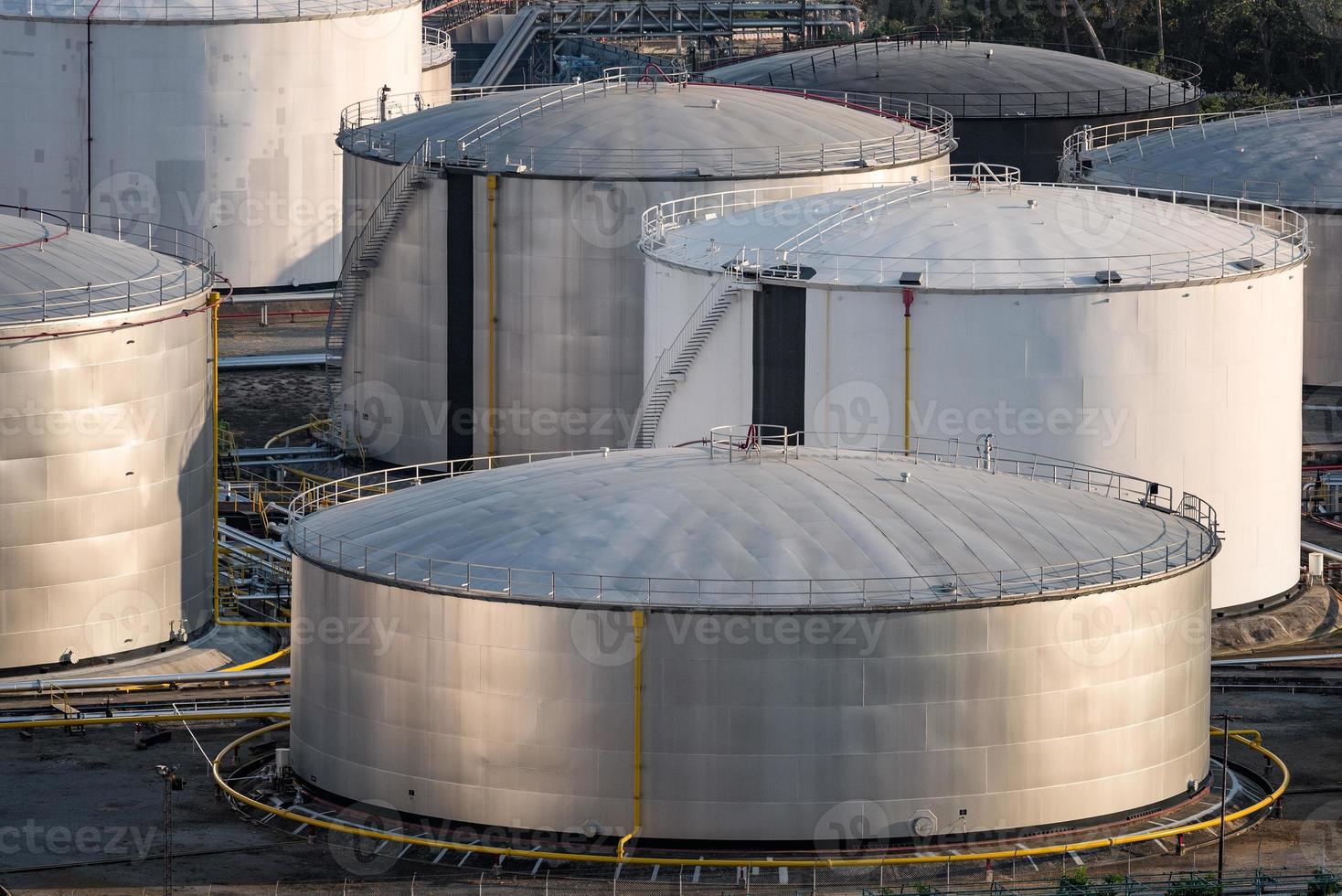 lagringstankar för naturolja och gas och i petrokemisk industrianläggning foto