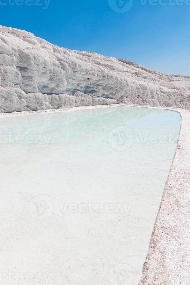 naturliga travertinpooler och terrasser i Pamukkale, Turkiet. pamukkale, vilket betyder bomullsslott på turkiska. foto