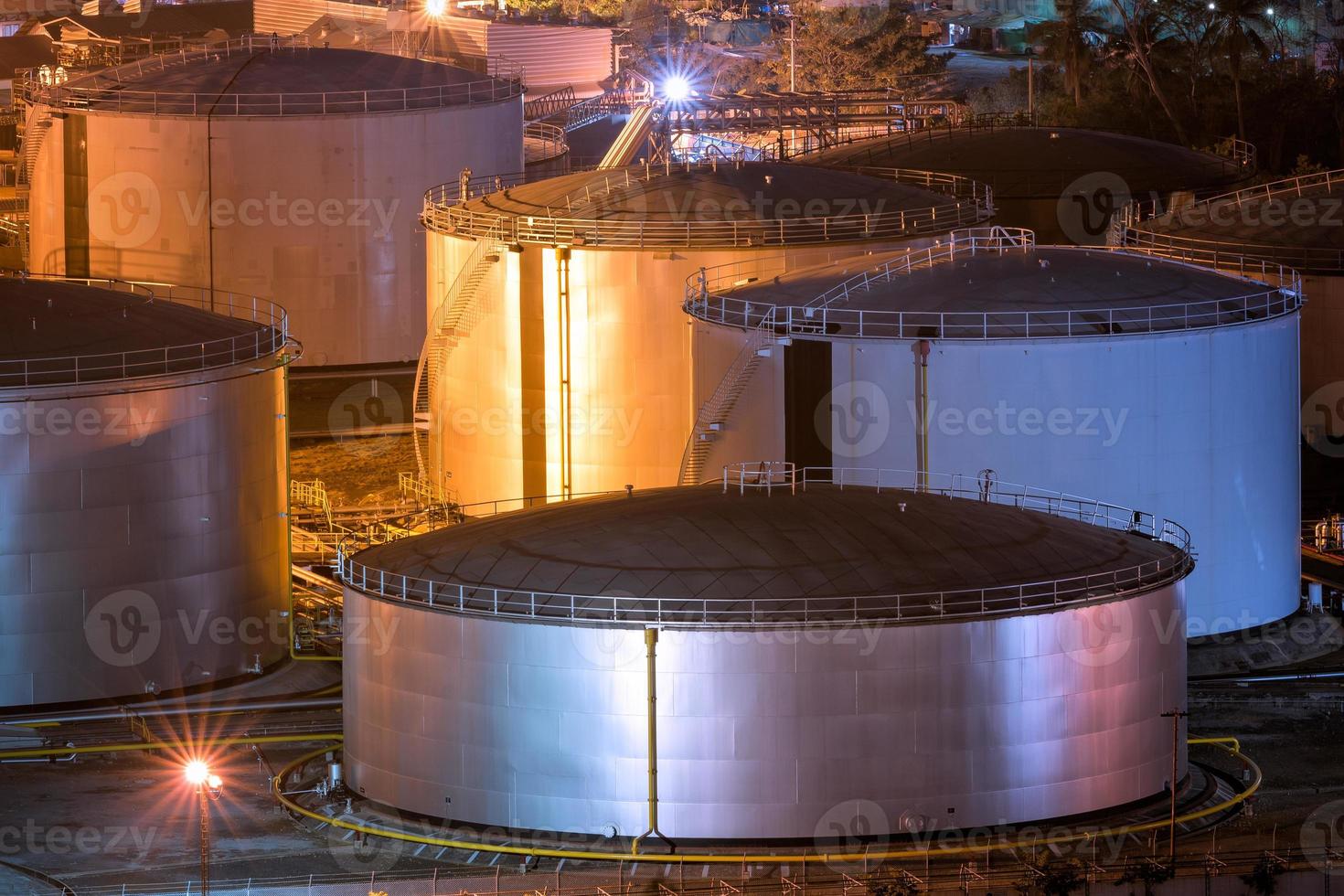 lagringstankar för naturolja och gas och i petrokemisk industri på natten foto