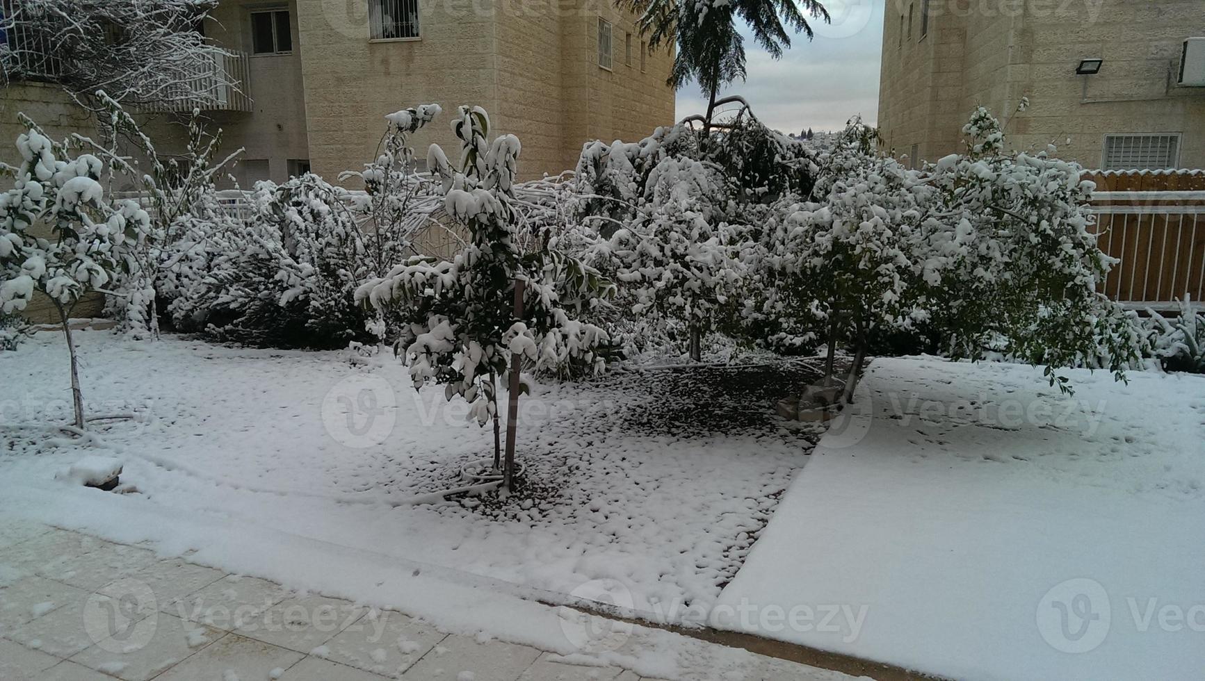 snö i Jerusalem och de omgivande bergen foto