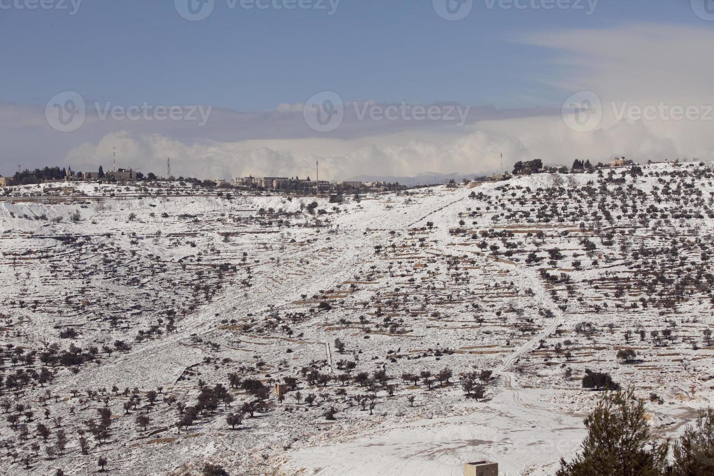 snö i Jerusalem och de omgivande bergen foto