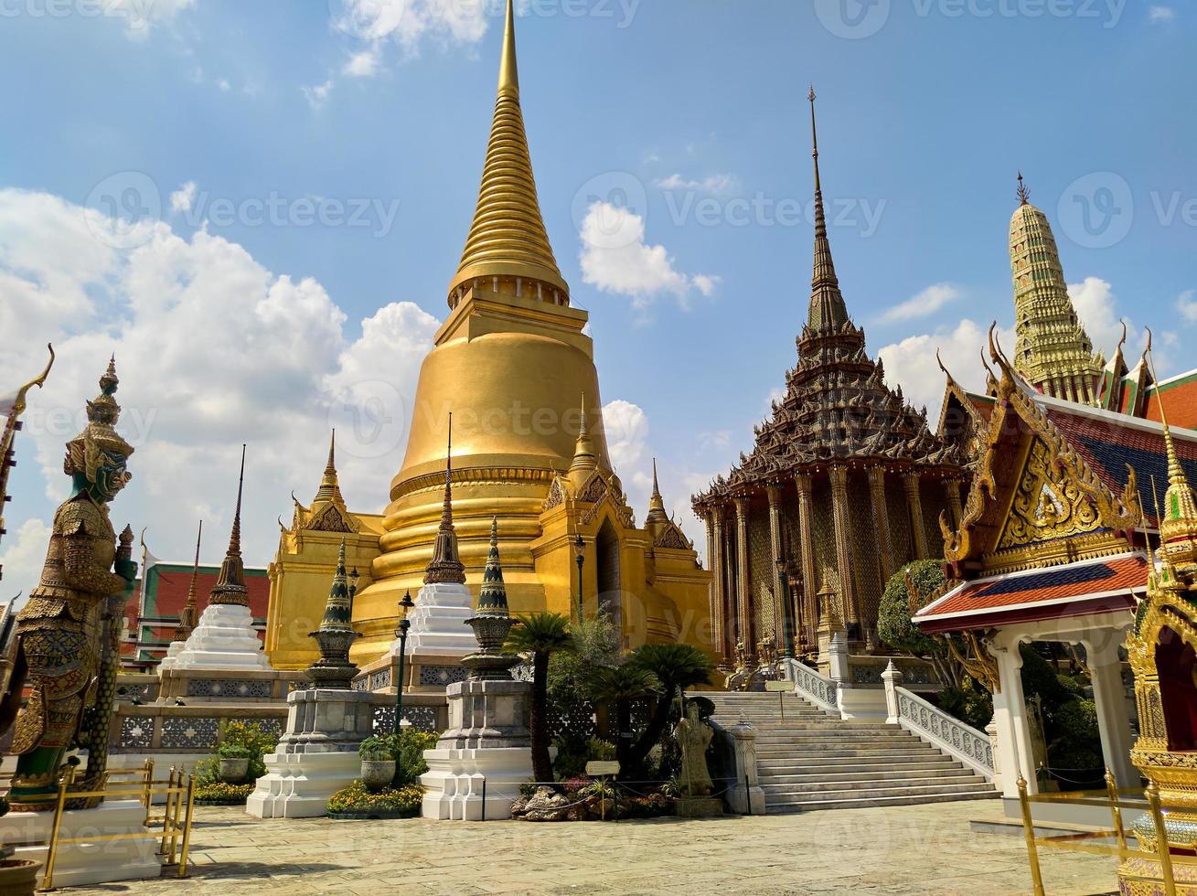 grand palace wat phra kaewtemple of the Emerald Buddhalandmark of thailand där turister från hela världen inte missar att besöka. foto